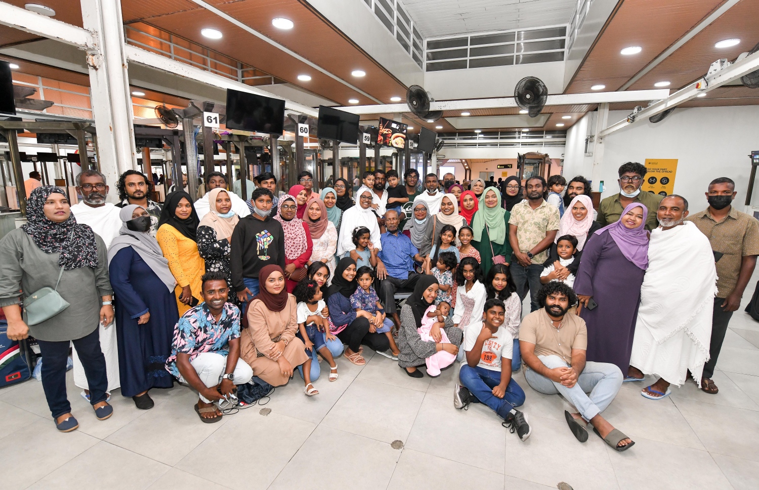 ދިވެހި ހައްޖުވެރިންގެ ފުރަތަމަ ގުރޫޕުގެ ބަޔަކު މިރޭ ފުރުމުގެ ކުރިން އެ މީހުންގެ އާއިލާ މީހުންނާއެކު ފޮޓޯއެއް ނަގަނީ ، މި އަހަރު ރާއްޖެ އިން 453 މީހުން ހައްޖަށް ދާއިރު، ސައޫދީ އެއާލައިންސުން މިރޭ ފުރީ އޭގެ ތެރެއިން 157 މީހެއް.-- ފޮޓޯ: ނިޝާން އަލީ/މިހާރު