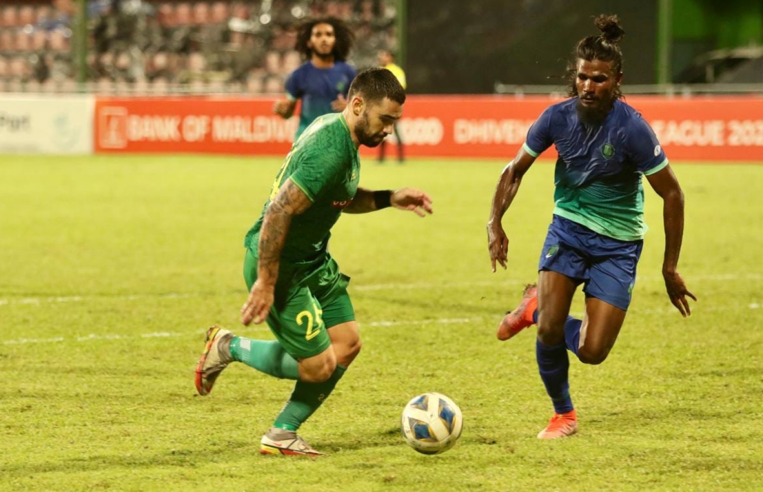 ސަސްގެ ޑިފެންޑަރު މުހައްމަދު ނިޒާމް (ޕީކޭ) ކައިރިން ނައްޓަން މާޒިޔާގެ ޓަނާ މަސައްކަތް ކުރަނީ.-- ފޮޓޯ: މާޒިޔާ