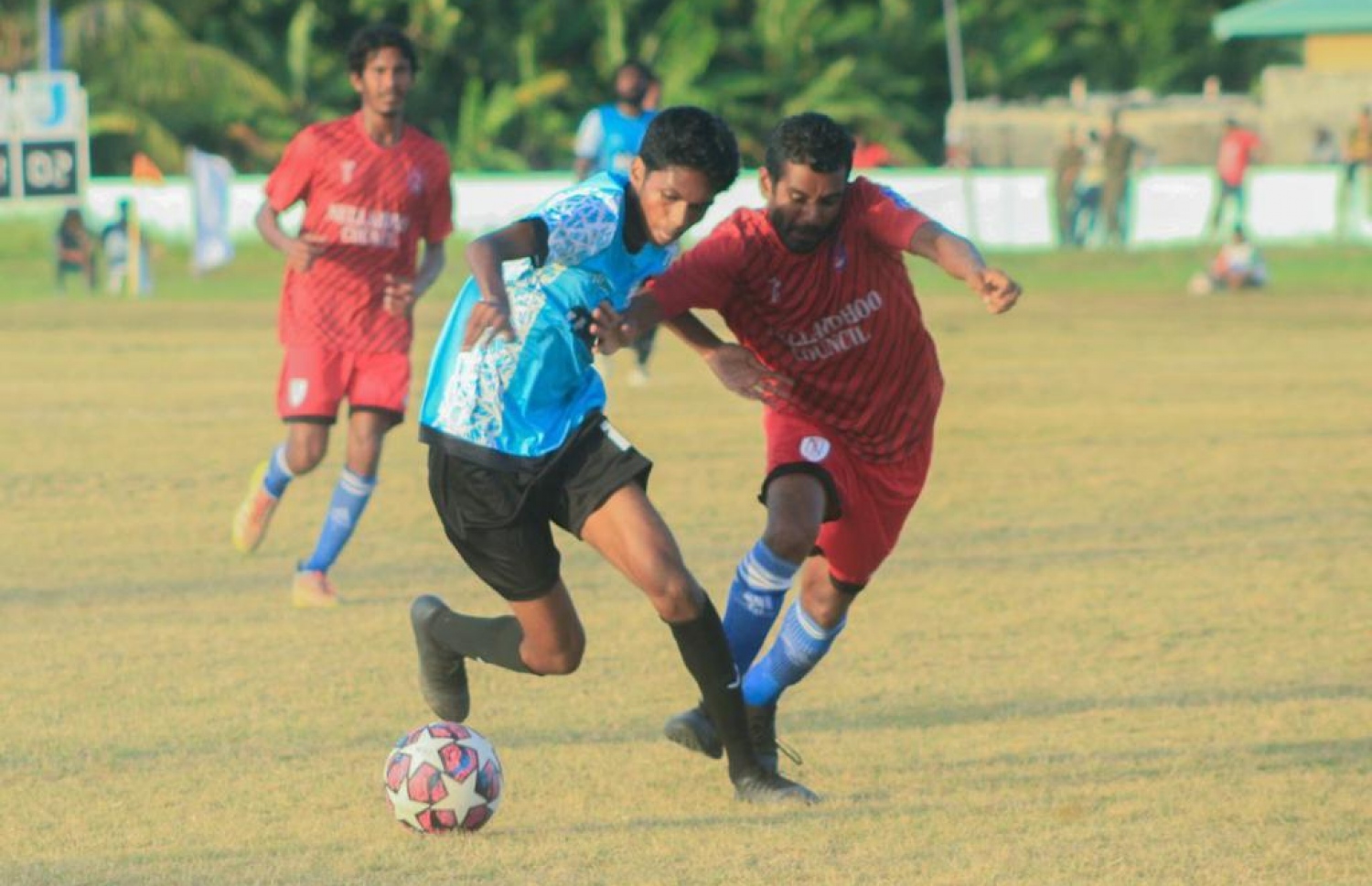 ޓީމް ހަނިމާދޫ (ނޫ ޖޯޒީގައި) އަދި ޓީމް ނެއްލައިދޫ (ރަތް ޖޯޒީގައި)، އިއްޔެ ހަވީރު ކުޅުނު މެޗުގެ ތެރެއިން.-- ފޮޓޯ: އެފްއޭއެމް