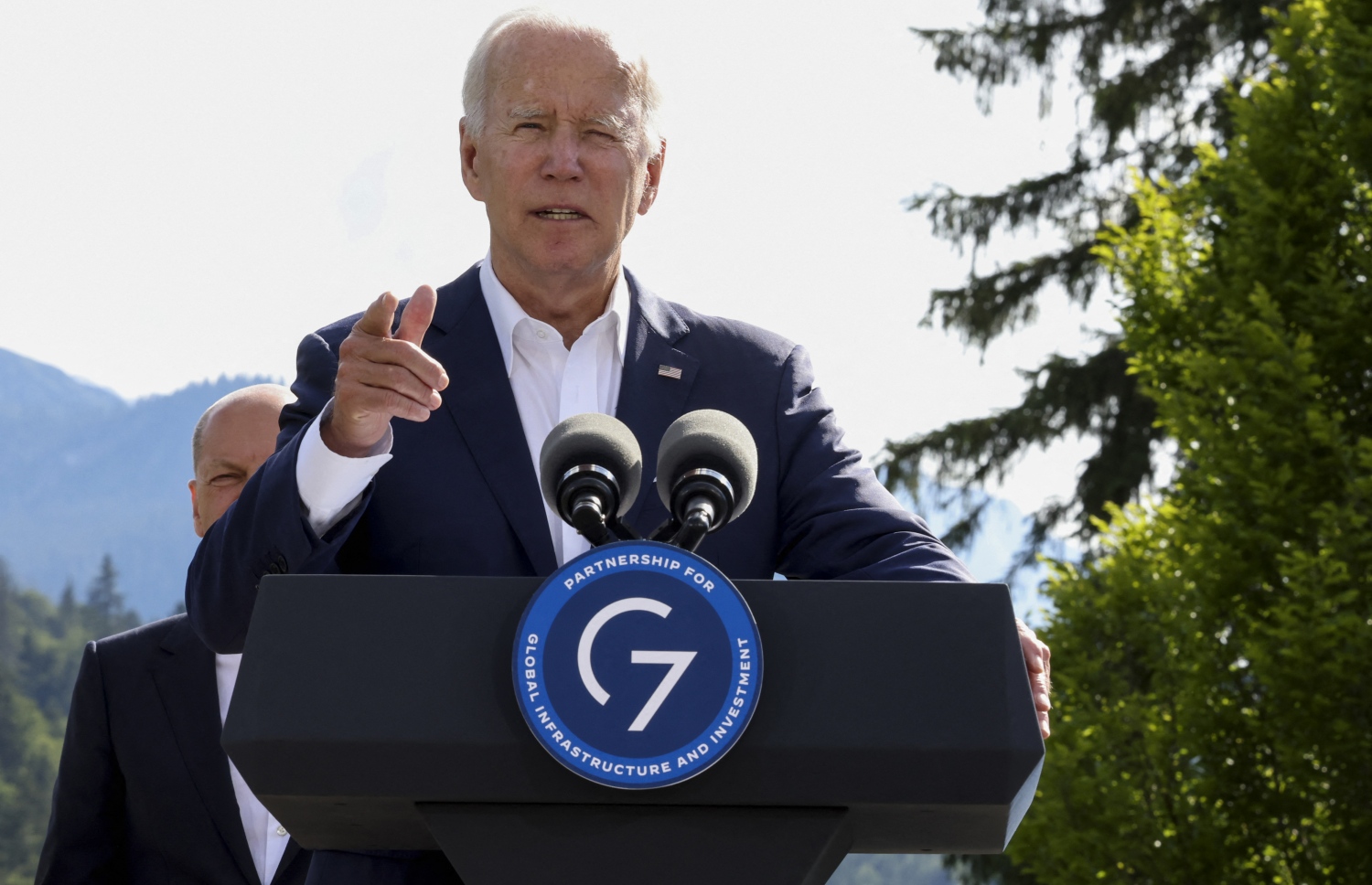 ޖަރުމަން ވިލާތުގެ ބެވޭރިއާގައި ޖޫން 26-28، 2022ގައި ބާއްވާ ޖީ7ގެ މަހާސިންތާ ފެށުމުގެ ޖަލްސާގައި އެމެރިކާގެ ރައީސް ޖޯ ބައިޑެން ވާހަކަ ދައްކަވަނީ. --އޭއެފްޕީ