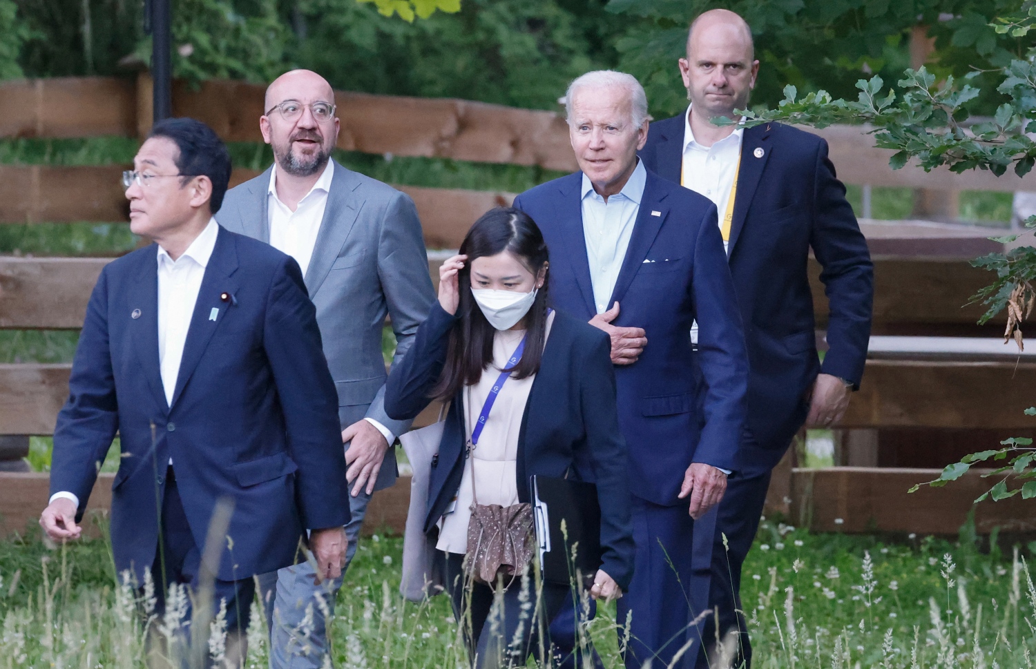 ޖަރުމަން ވިލާތުގެ ބެވޭރިއާގައި ޖޫން 26-28، 2022ގައި ބާއްވާ ޖީ7ގެ މަހާސިންތާގައި ބައިވެރިވެވަޑައިގަންނަވާ، (ވ-ކ) ޖަޕާނުގެ ބޮޑުވަޒީރު ފުމިއޯ ކިޝީޑާ، ޔޫރަޕިއަން ކައުންސިލްގެ ރައީސް ޗާލްސް މިޝޭލް އަދި އެމެރިކާގެ ރައީށް ޖޯ ބައިޑެން، މަހާސިންތާ ބާއްވާ އެލްމާއު ކާސަލްގެ ގޯތި ތެރޭގައި ހިންގަވަނީ. --އޭއެފްޕީ