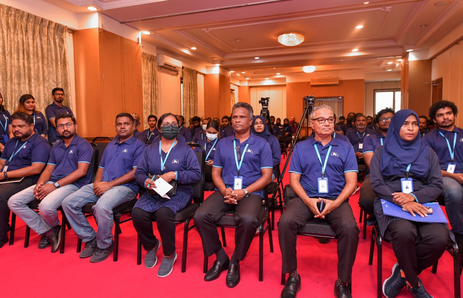 އިއްގެ ހަފުލާގައި އެމްޓީސީސީގެ މުވައްޒަފުންނާއެކު ، އެ ކުންފުނީގެ ބައެއް އިސްވެރިން ބައިވެރިވެވަޑައިގަންނަވަނީ.---ފޮޓޯ: ނިޝާން އަލީ | މިހާރު