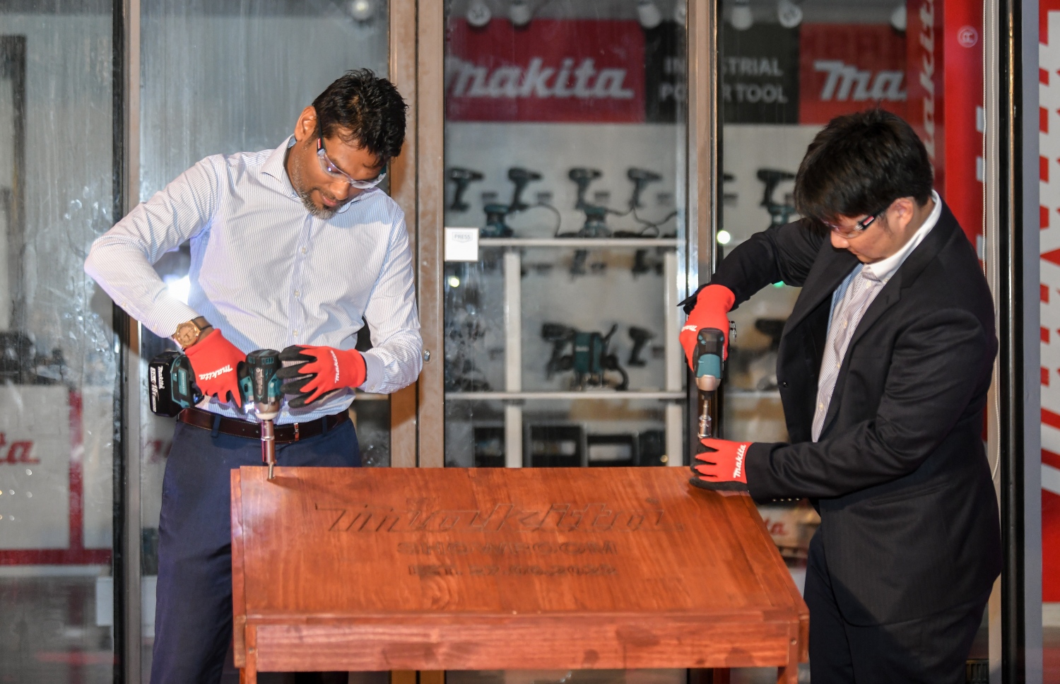 އެސްޓީއޯގެ މެނޭޖިން ޑިރެކްޓަރު ހުސައިން އަމްރު އަދި ރާއްޖެއަށް މަކިޓާ ސަޕްލައިކޮށްދޭ، މަކިޓާ ސިންގަޕޯގެ އެސިސްޓެންޓް ޖެނެރަލް މެނޭޖާ އިކީޑާ ސާން މަކިޓާގެ ޝޯރޫމް ހުޅުއްވައިދެނީ ---ފޮޓޯ: ނިޝާން އަލީ | މިހާރު