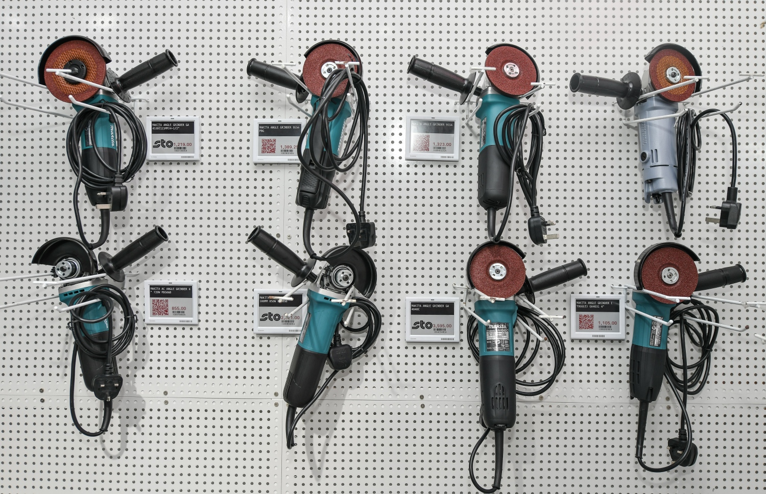 އެސްޓީއޯއިން ހުޅުވި މަކިޓާ ބްރޭންޑްގެ އާ ޝޯރޫމްގައި އެ ބްރޭންޑުގެ ބައެއް ޓޫލްތައް ޑިސްޕްލޭކޮށްފައި--. ފޮޓޯ: ނިޝާން އަލީ/މިހާރު