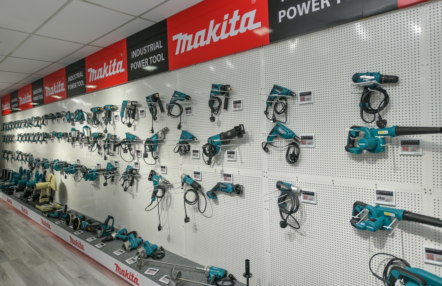 އެސްޓީއޯއިން ހުޅުވި މަކިޓާ ބްރޭންޑްގެ އާ ޝޯރޫމްގައި އެ ބްރޭންޑުގެ ބައެއް ޓޫލްތައް ޑިސްޕްލޭކޮށްފައި--. ފޮޓޯ: ނިޝާން އަލީ/މިހާރު