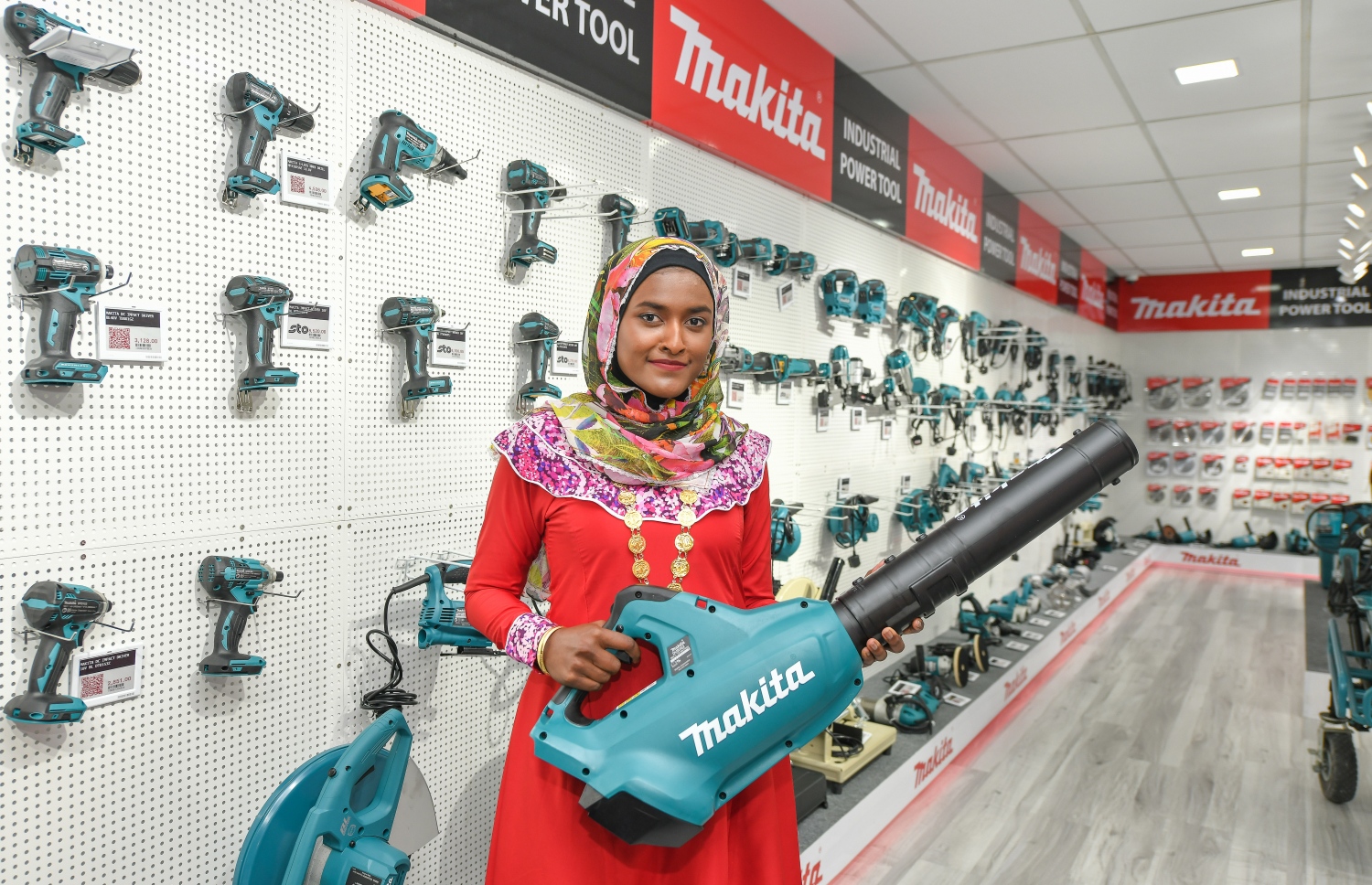 އެސްޓީއޯއިން މަކިޓާގެ އާ ޝޯރޫމެއް ހުޅުވުން