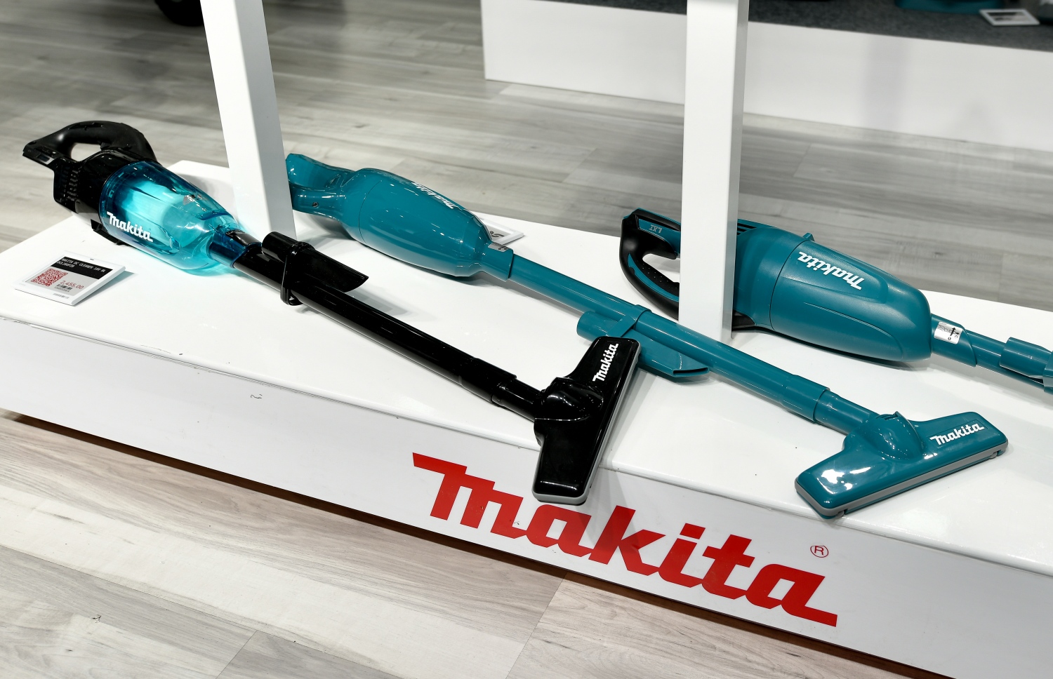 އެސްޓީއޯއިން ހުޅުވި މަކިޓާ ބްރޭންޑްގެ އާ ޝޯރޫމްގައި އެ ބްރޭންޑުގެ ބައެއް ޓޫލްތައް ޑިސްޕްލޭކޮށްފައި--. ފޮޓޯ: ނިޝާން އަލީ/މިހާރު