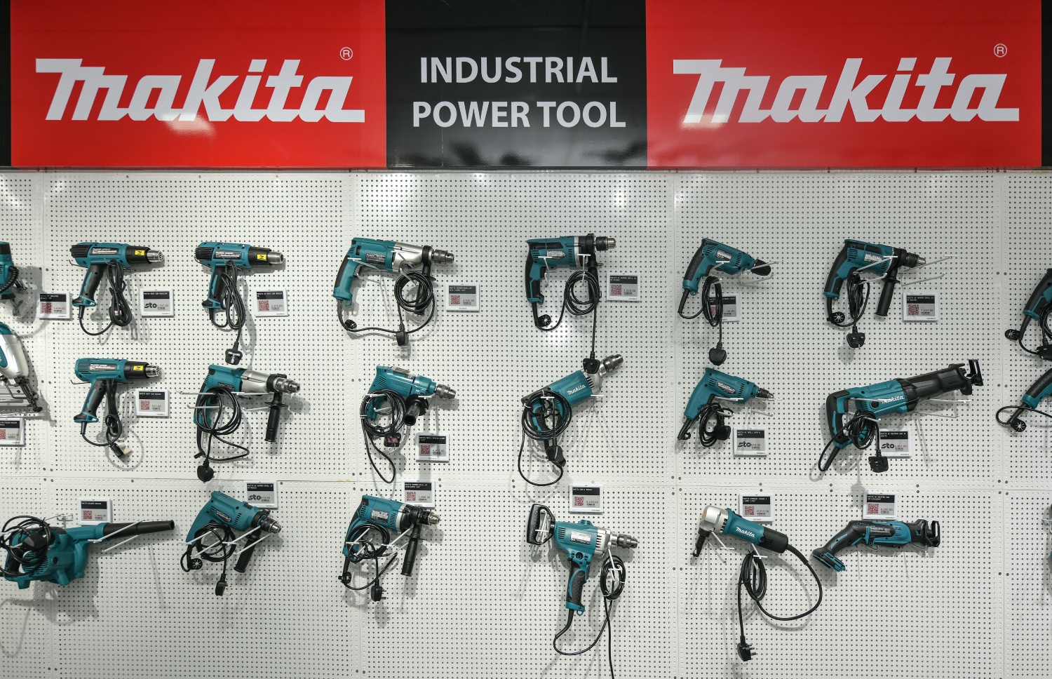 އެސްޓީއޯއިން ހުޅުވި މަކިޓާ ބްރޭންޑްގެ އާ ޝޯރޫމްގައި އެ ބްރޭންޑުގެ ބައެއް ޓޫލްތައް ޑިސްޕްލޭކޮށްފައި، މަކިޓާ އުފެއްދުންތަކުގެ ސްޕެއާ ޕާޓްސް އާއި އެ ބްރޭންޑްގެ ހާއްސަ ސާވިސް ސެންޓަރެއް ވެސް އެ ޝޯރޫމުގައި ހުރޭ--. ފޮޓޯ: ނިޝާން އަލީ/މިހާރު