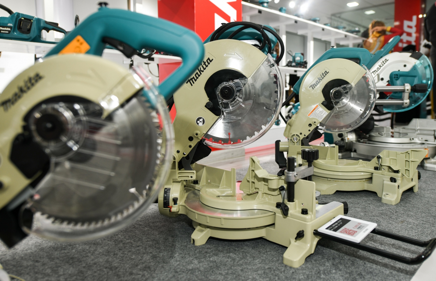 އެސްޓީއޯއިން ހުޅުވި މަކިޓާ ބްރޭންޑްގެ އާ ޝޯރޫމްގައި އެ ބްރޭންޑުގެ ބައެއް ޓޫލްތައް ޑިސްޕްލޭކޮށްފައި--. ފޮޓޯ: ނިޝާން އަލީ/މިހާރު