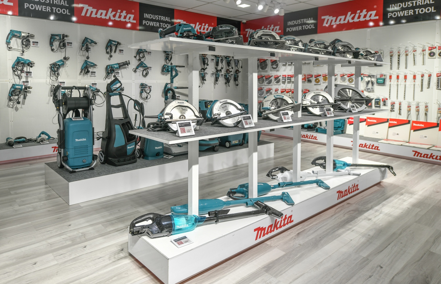 އެސްޓީއޯއިން ހުޅުވި މަކިޓާ ބްރޭންޑްގެ އާ ޝޯރޫމްގައި އެ ބްރޭންޑުގެ ބައެއް ޓޫލްތައް ޑިސްޕްލޭކޮށްފައި--. ފޮޓޯ: ނިޝާން އަލީ/މިހާރު