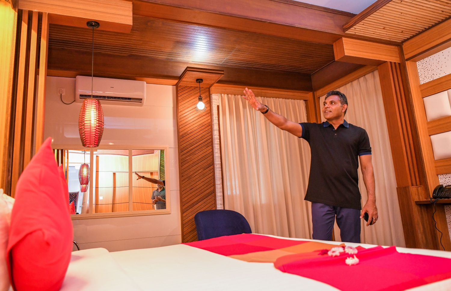 ކޮޓަރިއެއްގެ ޑިޒައިން ހެއްދެވި ގޮތް ނައިބު ރައީސް "މިހާރު"ގެ ނޫސްވެރިންނަށް ކިޔައިދެއްވަނީ. -- ފޮޓޯ: ފަޔާޒް މޫސާ | މިހާރު