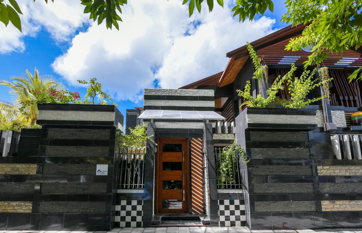 ފުނާޑު އަވަށުގައި ހުރި ނައިބު ރައީސްގެ އަމިއްލަ ގެކޮޅު؛ މިތަނުގެ ހުރިހާ މަސައްކަތެއް ކުރެއްވީ އަމިއްލަފުޅަށް. -- ފޮޓޯ : ފަޔާޒް މޫސާ | މިހާރު