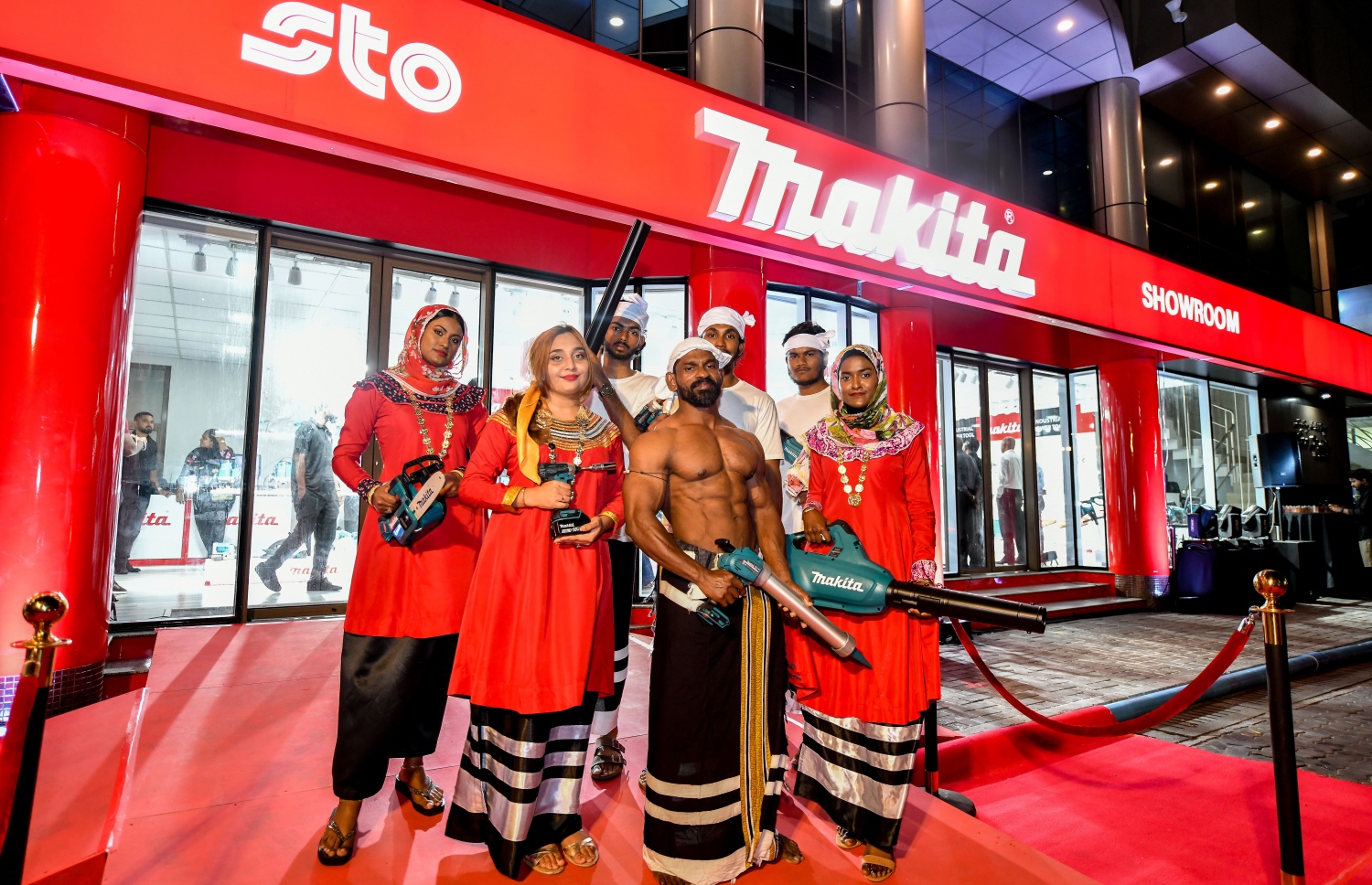 އެސްޓީއޯ އިން އަލަށް ހުޅުވި މަކިޓާގެ އާ ޝޯރޫމް ކުރިމަތީ އެ ބްރޭންޑްގެ އުފެއްދުންތަކާއެކު ބަޔަކު ފޮޓޯއަކަށް ހުއްޓިގެން ---ފޮޓޯ: ނިޝާން އަލީ | މިހާރު