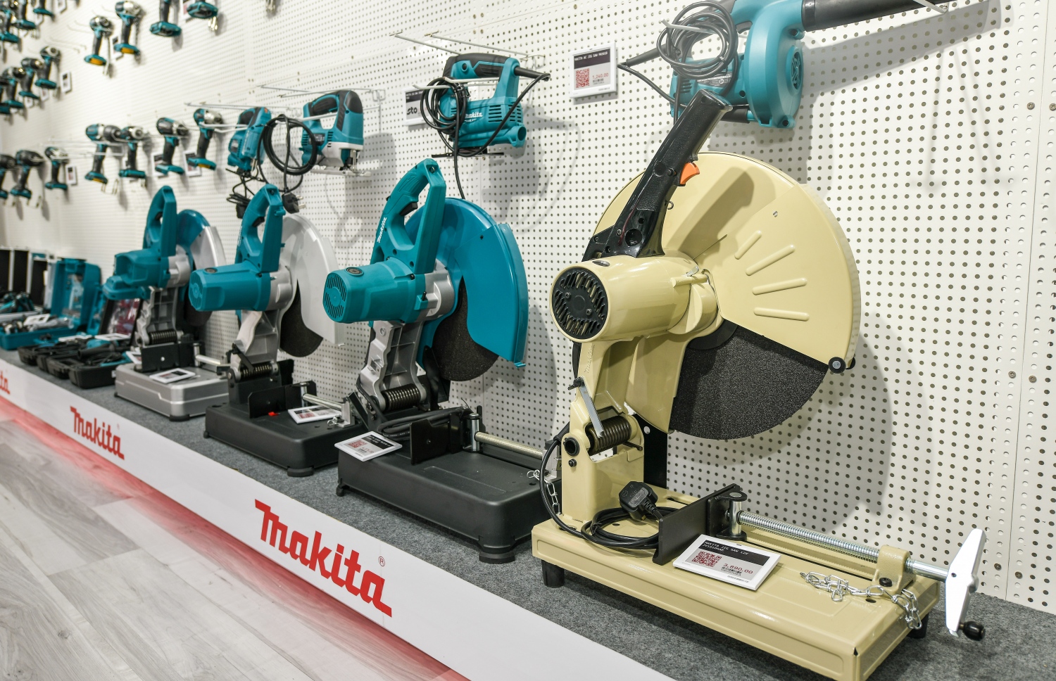 އެސްޓީއޯގެ މަކިޓާ ޝޯރޫމްގައި ހުރި ބައެއް ޓޫލްސްތައް. ---ފޮޓޯ: ނިޝާން އަލީ | މިހާރު