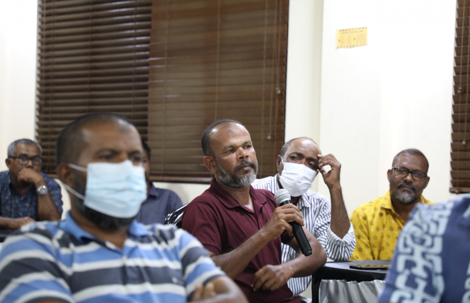 އެމްޕީއެލްގެ ސްޓޭކްހޯލްޑަރުންނާ އެކު ބޭއްވި ބައްދަލުވުމުގައި މީހަކު ވާހަކަ ދައްކަނީ. ---ފޮޓޯ: އެމްޕީއެލް