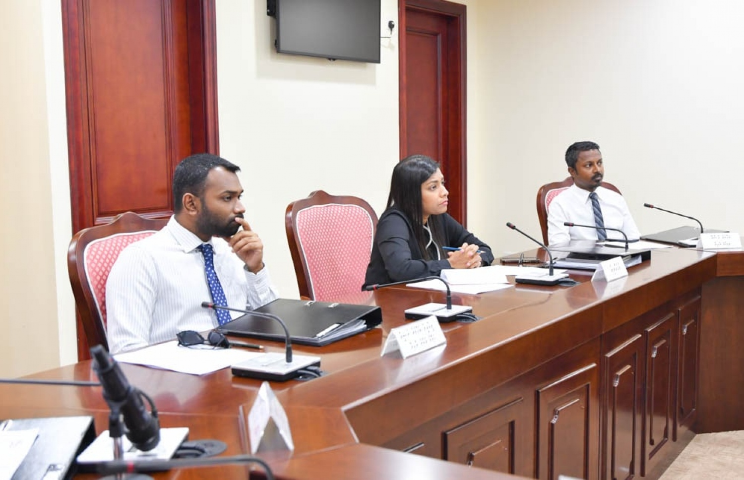 ކޮމެޓީގެ ޖަލްސާގައި މުގައްރިރް ރޮޒެއިނާ ބައިވެރިވެވަޑައިގަންނަވަނީ.-- ފޮޓޯ: މަޖިލިސް