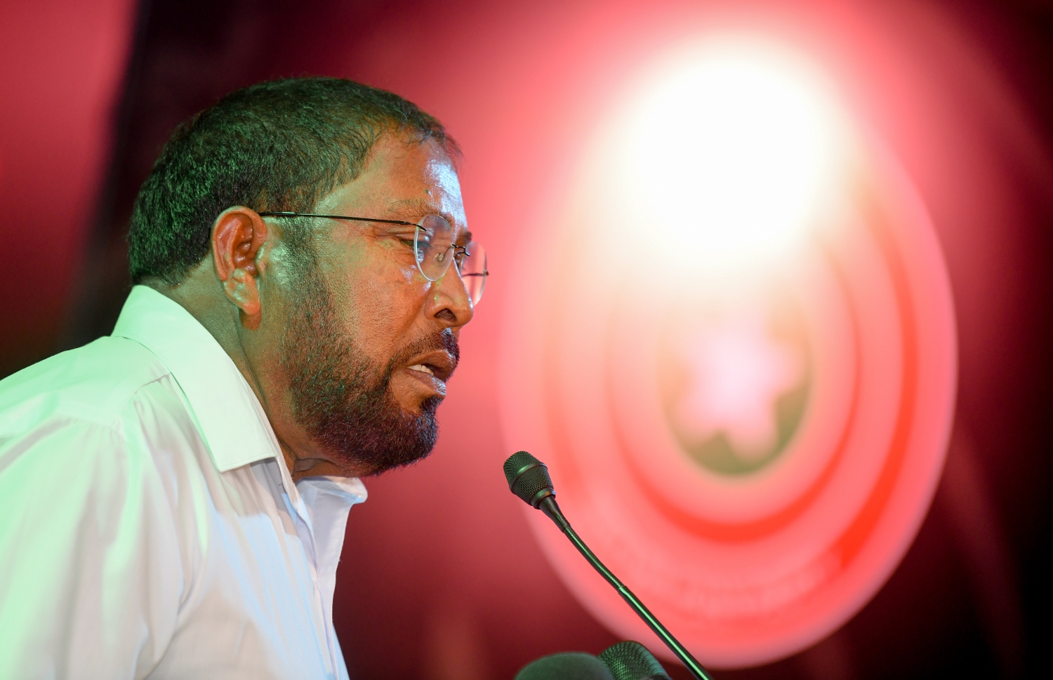 ޖޭޕީން ރޭ ކުނޫޒުގައި ބޭއްވި "ތައްޔާރު" ޖަލްސާގައި އެ ޕާޓީގެ ލީޑަރު ގާސިމް އިބްރާހިމް ވާހަކަ ދައްކަވަނީ.--- ފޮޓޯ: ނިޝާން އަލީ/ މިހާރު