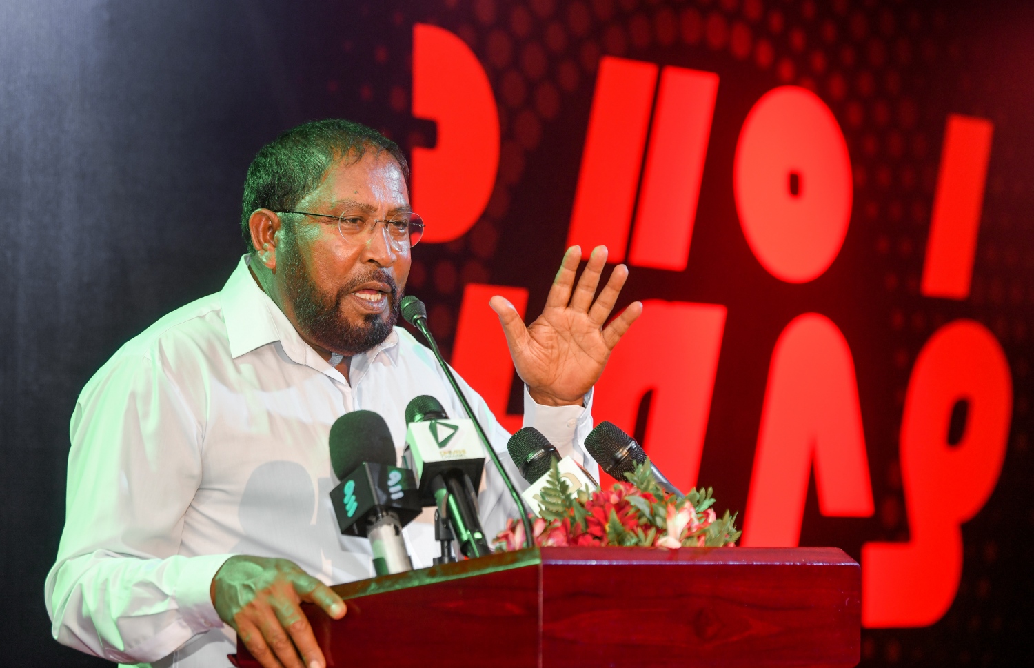 ޖޭޕީން ރޭ ކުނޫޒުގައި ބޭއްވި "ތައްޔާރު" ޖަލްސާގައި އެ ޕާޓީގެ ލީޑަރު ގާސިމް އިބްރާހިމް ވާހަކަ ދައްކަވަނީ.--- ފޮޓޯ: ނިޝާން އަލީ/ މިހާރު