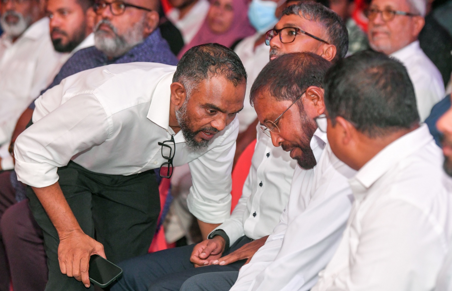 ޖޭޕީން ރޭ ކުނޫޒުގައި ބޭއްވި "ތައްޔާރު" ޖަލްސާގައި އެ ޕާޓީގެ އަމީން އާންމު އަލީ އާރިފާއި ލީޑަރު ގާސިމް އިބްރާހިމް މަޝްވަރާއެއްގައި.-- ފޮޓޯ: ނިޝާން އަލީ/ މިހާރު