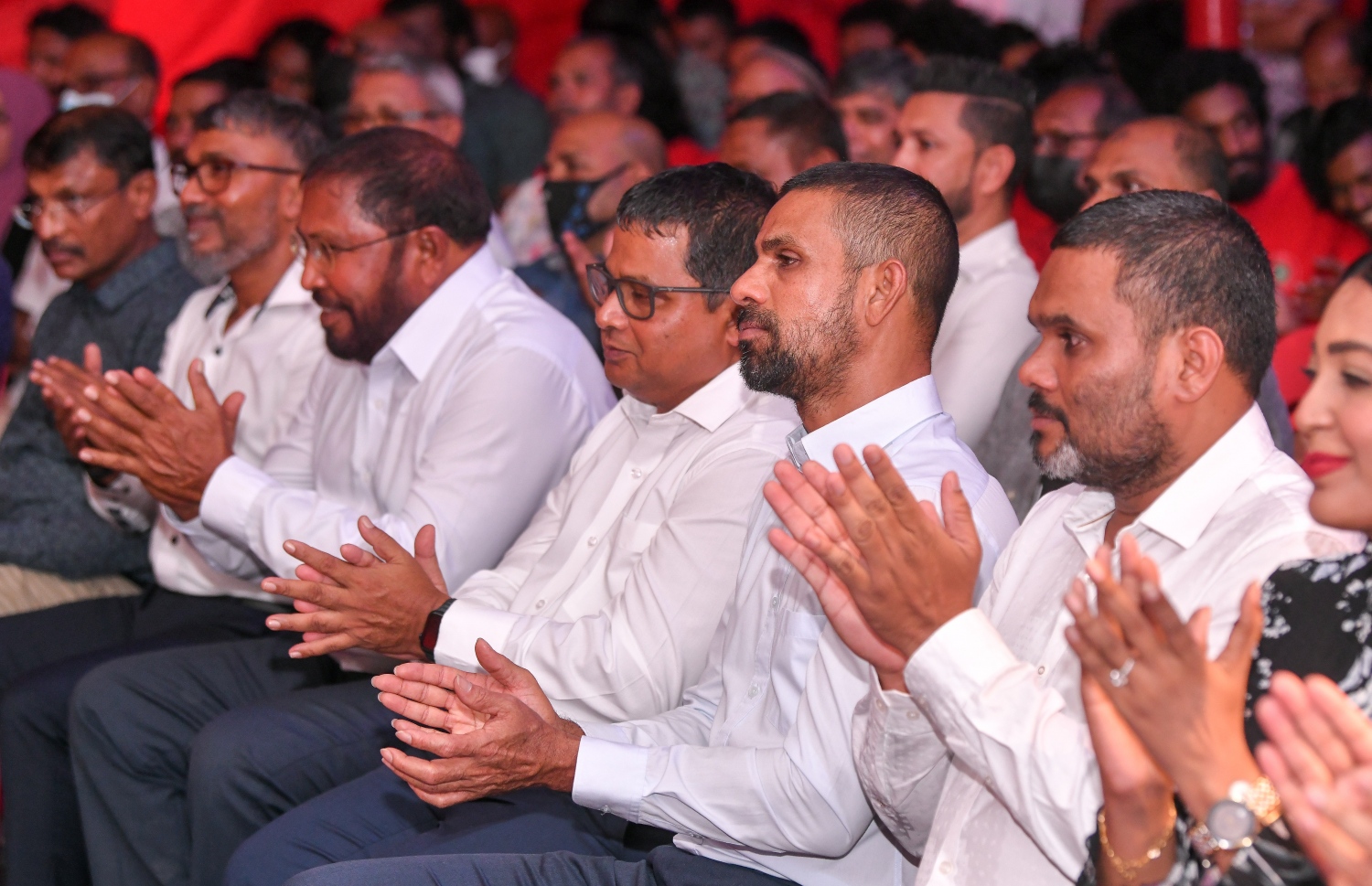 ޖޭޕީން ރޭ ކުނޫޒުގައި ބޭއްވި "ތައްޔާރު" ޖަލްސާގައި އެ ޕާޓީގެ ބައެއް އިސްވެރިން ބައިވެރިވެވަޑައިގަންނަވަނީ.--- ފޮޓޯ: ނިޝާން އަލީ/ މިހާރު