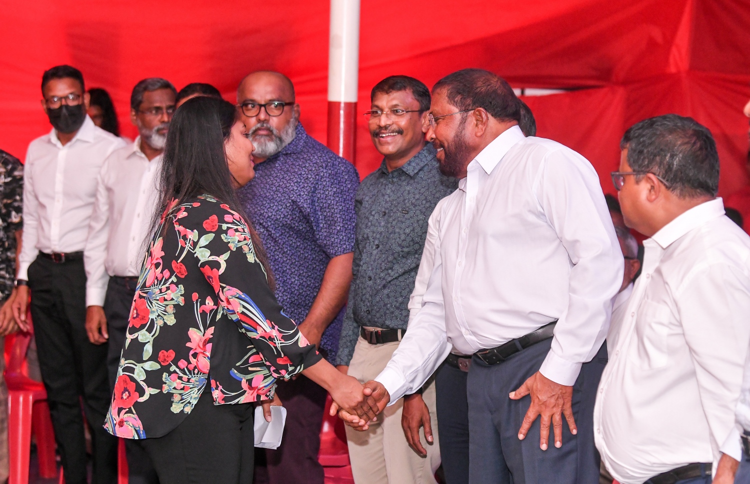 ޖޭޕީން ރޭ ކުނޫޒުގައި ބޭއްވި "ތައްޔާރު" ޖަލްސާގައި އެ ޕާޓީއާ އަލަށް ގުޅުނު މެމްބަރަކާ، ލީޑަރު ގާސިމް އިބްރާހިމް ސަލާމް ކުރައްވަނީ.--- ފޮޓޯ: ނިޝާން އަލީ/ މިހާރު