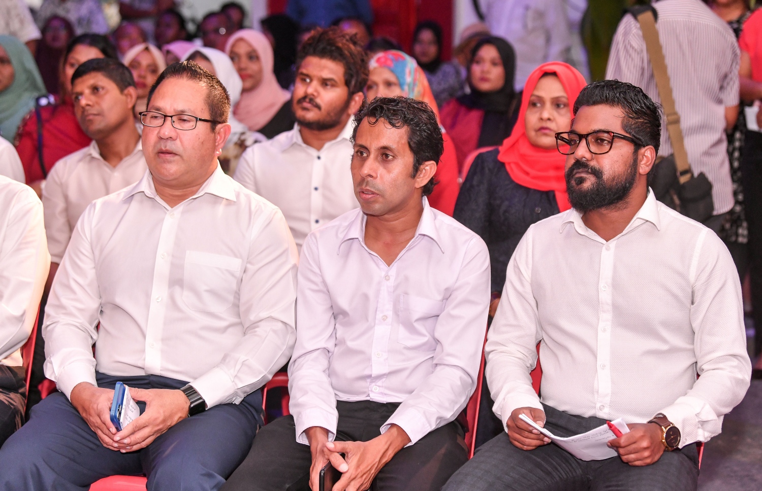 ޖޭޕީން ރޭ ކުނޫޒުގައި ބޭއްވި "ތައްޔާރު" ޖަލްސާގައި އެ ޕާޓީގެ ބައެއް އިސްވެރިން ބައިވެރިވެވަޑައިގަންނަވަނީ.--- ފޮޓޯ: ނިޝާން އަލީ/ މިހާރު