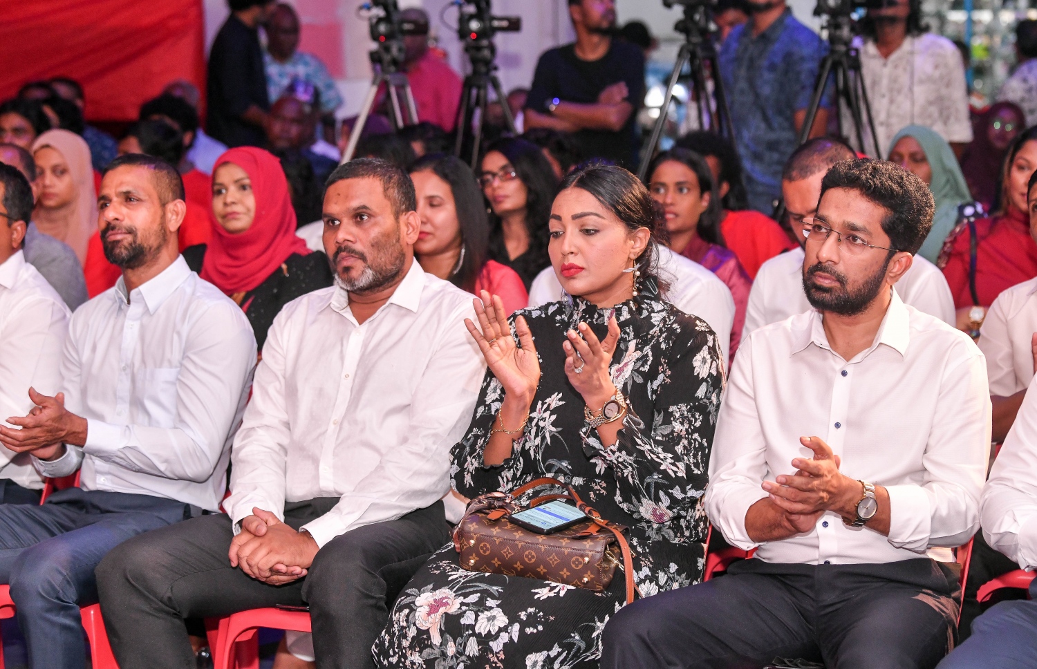 ޖޭޕީން ރޭ ކުނޫޒުގައި ބޭއްވި "ތައްޔާރު" ޖަލްސާގައި އެ ޕާޓީގެ ބައެއް އިސްވެރިން ބައިވެރިވެވަޑައިގަންނަވަނީ.--- ފޮޓޯ: ނިޝާން އަލީ/ މިހާރު