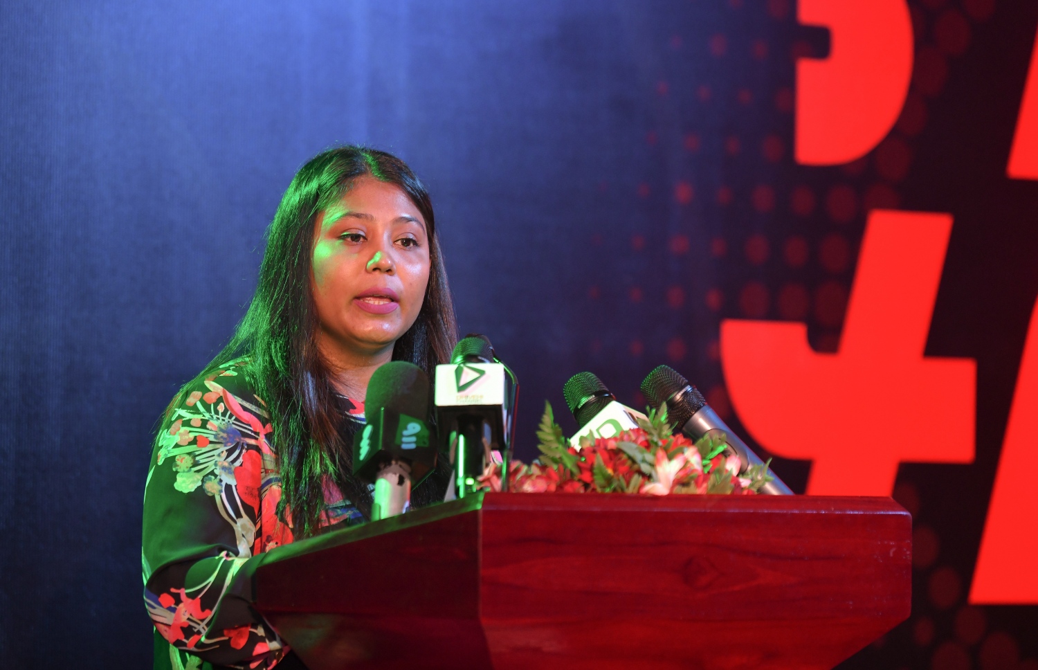 ޖޭޕީން ރޭ ކުނޫޒުގައި ބޭއްވި "ތައްޔާރު" ޖަލްސާގައި އެ ޕާޓީއާ އަލަށް ގުޅުނު މެމްބަރަކު ވާހަކަ ދައްކަނީ--. ފޮޓޯ: ނިޝާން އަލީ/ މިހާރު