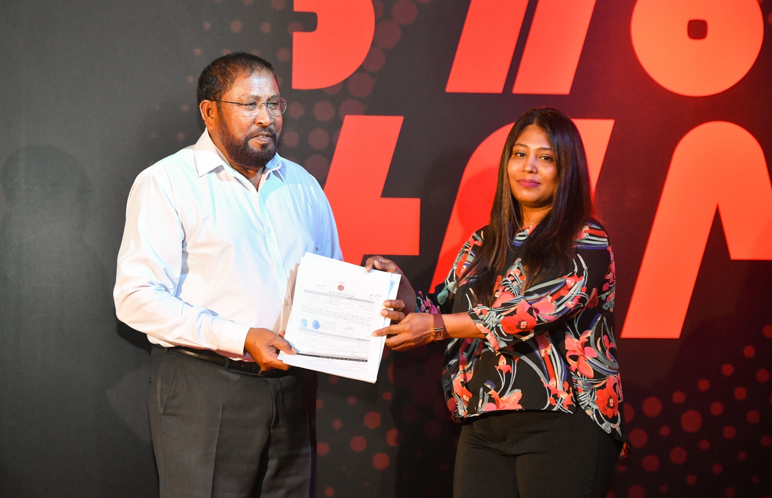 ޖޭޕީއާ އަލަށް ގުޅުނު މީހެއްގެ ފޯމު، އެ ޕާޓީގެ ލީޑަރު ގާސިމް އިބްރާހިމްއާ ހަވާލު ކުރަނީ.---ފޮޓޯ: ނިޝާން އަލީ| މިހާރު