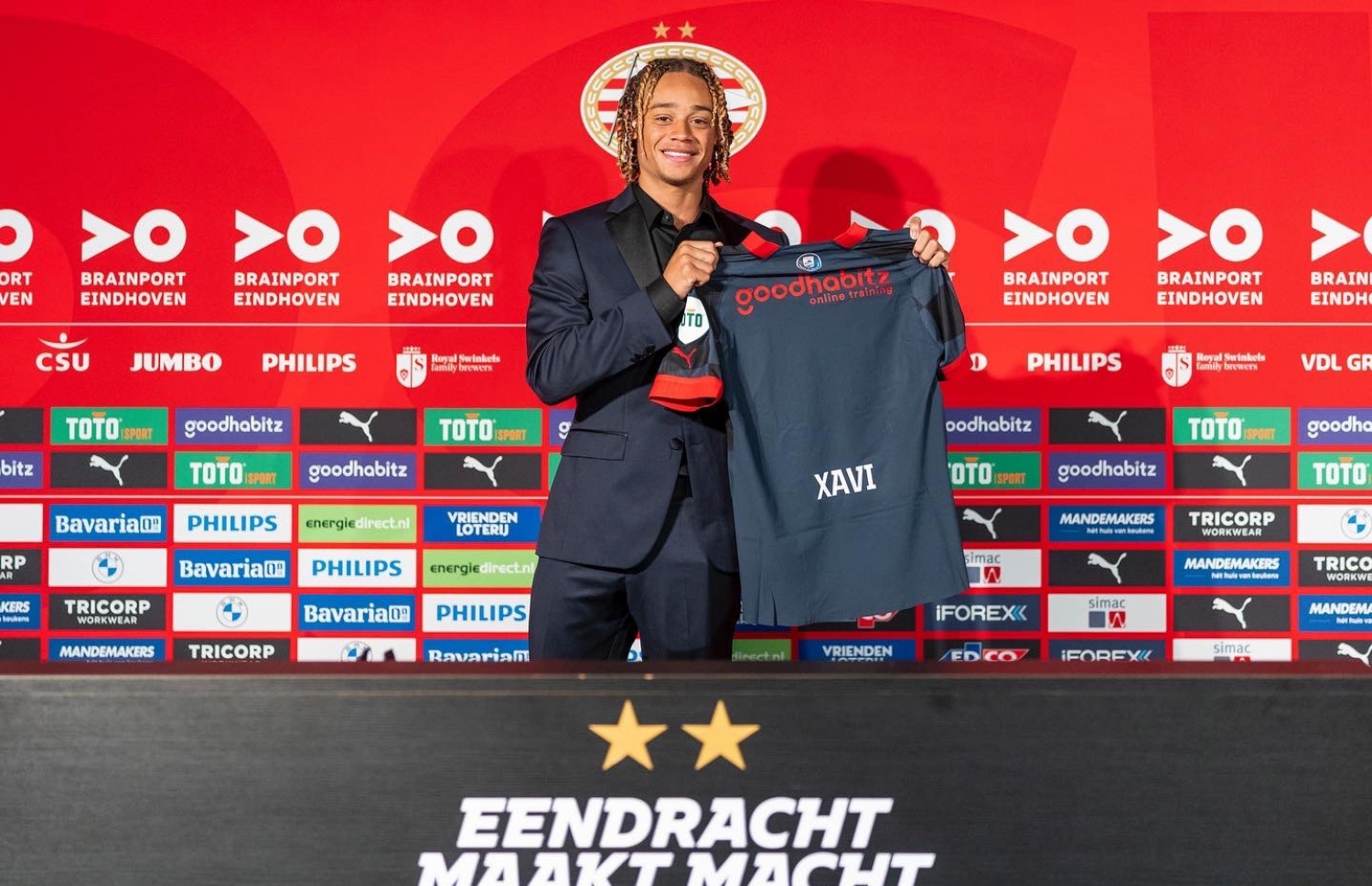 ޒަވީ ސިމޮންސް، ޕީއެސްވީ އަށް ސޮއިކުރަން ބޭއްވި ރަސްމިއްޔާތުގައި.-- ފޮޓޯ: ޒަވީ ސިމޮންސް/ޓްވިޓާ