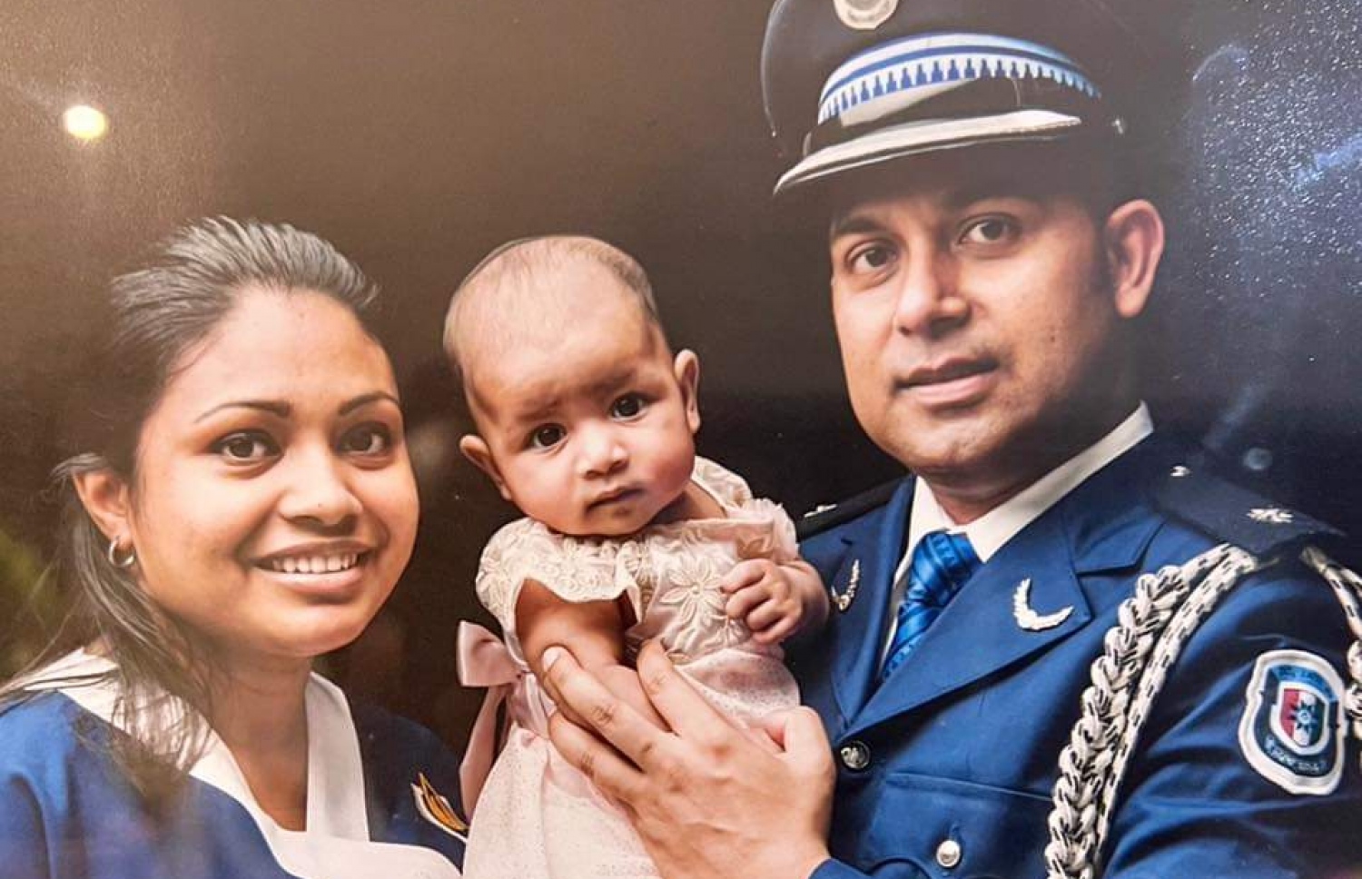 އަލީމްގެ ދެމަފިރިން، އެ މީހުންގެ ދަރިފުޅާއެކު ފޮޓޯއަކަށް ހުއްޓިލައިގެން.