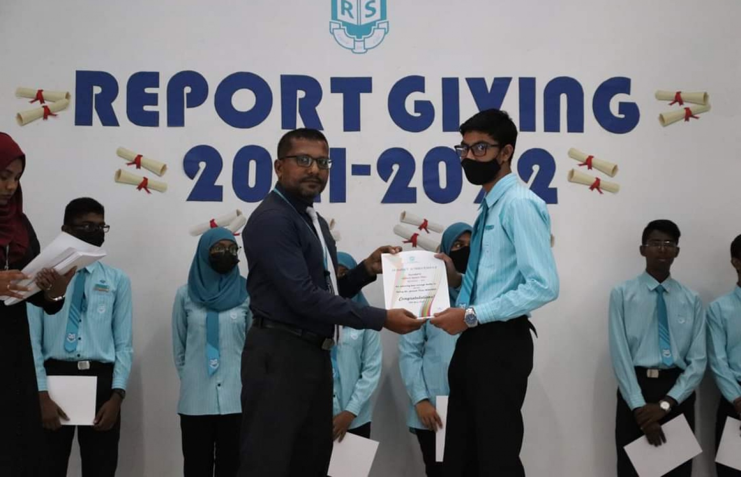 ރެހެންދި ސްކޫލްގެ ދަރިވަރަކަށް ސެޓްފިކެޓް ދެނީ.-