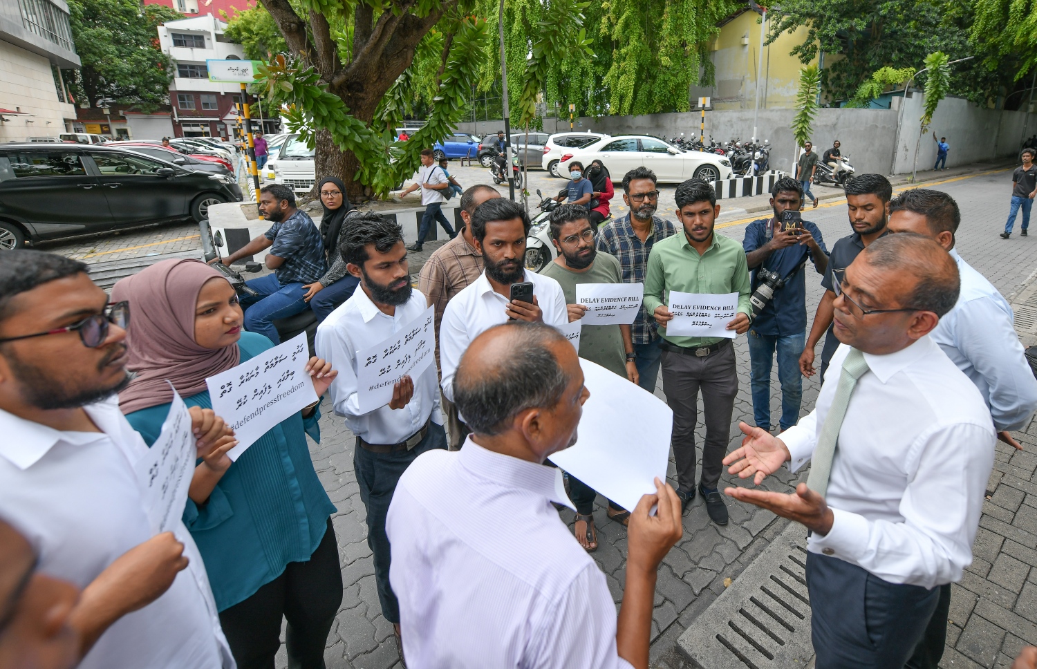 މާލެ: ޖޫން 30، 2022: ސަރުކާރުން ރައްޔިތުންގެ މަޖިލީހަށް ހުށަހަޅާފައިވާ ހެއްކާ ބެހޭ ބިލާ ގުޅިގެން ނޫސްވެރިކަމަށް އޮތް ނުރައްކާ ބޮޑުވެފައިވާތީ، ރައްޔިތުންގެ މަޖިލީހުގެ އިދާރާގެ ކުރިމަތީގައި ނޫސްވެރިން ހަމަހިމޭން އިހުތިޖާޖެއް ކުރަމުންދާއިރު، މަޖިލީހުގެ ރައީސް މުހައްމަދު ނަޝީދު ނޫސްވެރިންނާ ވާހަކަ ދައްކަވަނީ.-- ފޮޓޯ: ނިޝާން އަލީ /މިހާރު