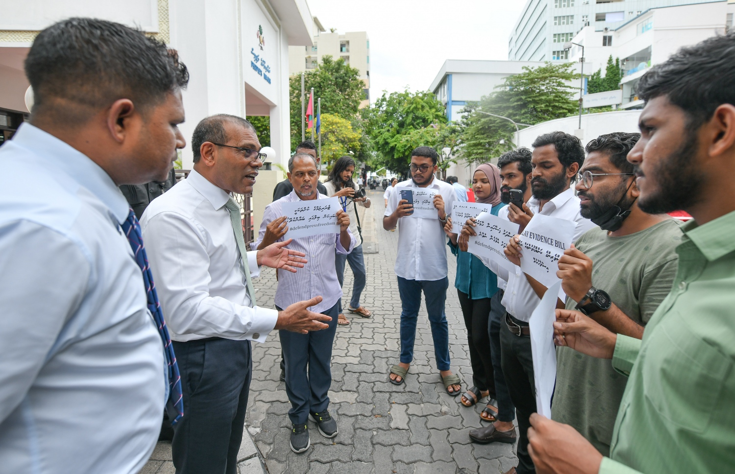 މާލެ: ޖޫން 30، 2022: ސަރުކާރުން ރައްޔިތުންގެ މަޖިލީހަށް ހުށަހަޅާފައިވާ ހެއްކާ ބެހޭ ބިލާ ގުޅިގެން ނޫސްވެރިކަމަށް އޮތް ނުރައްކާ ބޮޑުވެފައިވާތީ، ރައްޔިތުންގެ މަޖިލީހުގެ އިދާރާގެ ކުރިމަތީގައި ނޫސްވެރިން ހަމަހިމޭން އިހުތިޖާޖެއް ކުރަމުންދާއިރު، މަޖިލީހުގެ ރައީސް މުހައްމަދު ނަޝީދު ނޫސްވެރިންނާ ވާހަކަ ދައްކަވަނީ.-- ފޮޓޯ: ނިޝާން އަލީ /މިހާރު