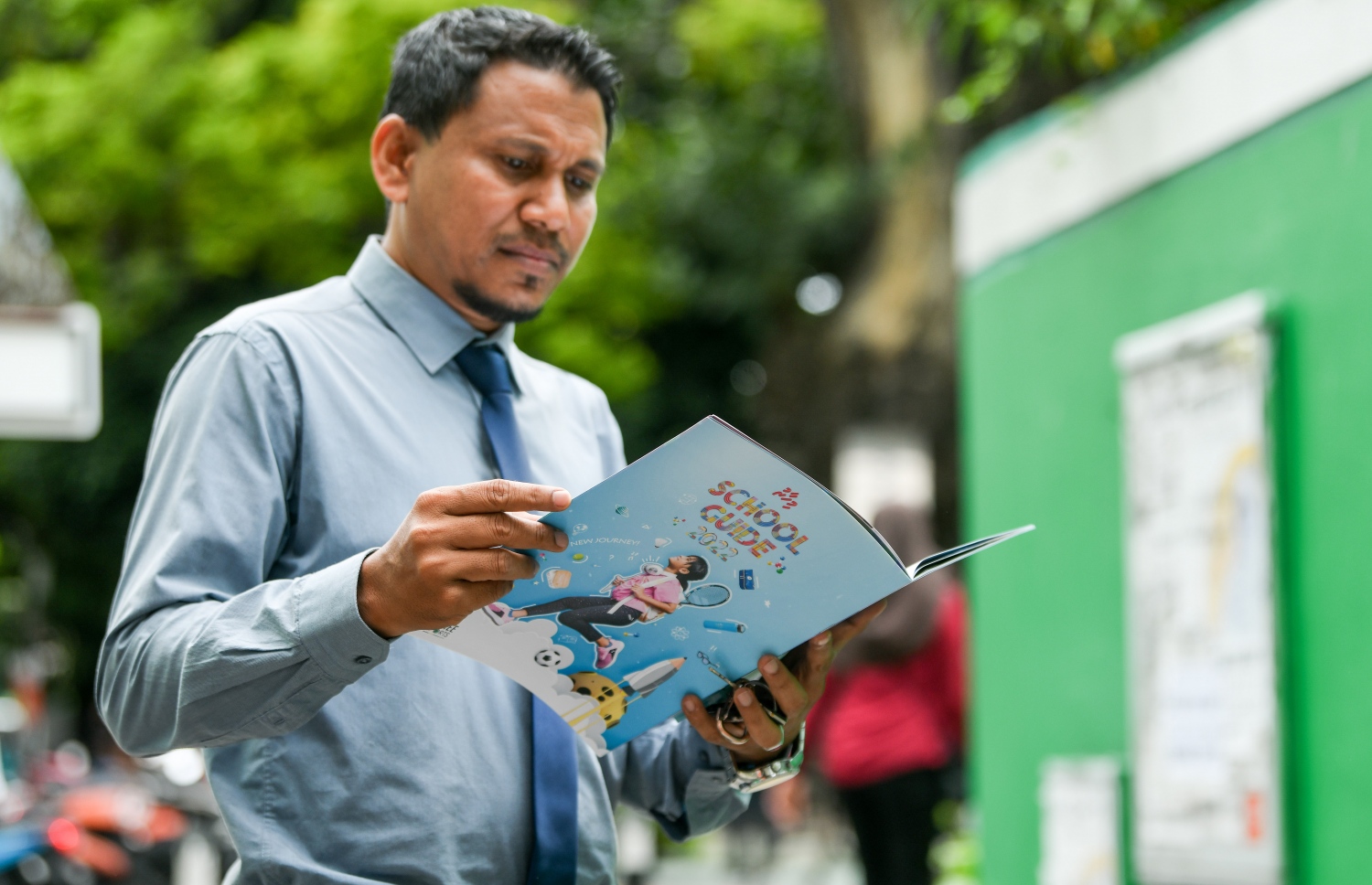 މާލެ: ޖޫން 30، 2022: ދިރާސީ އަހަރު ނިމި، ބޮޑު ޗުއްޓީއާ ދިމާކޮށް "މިހާރު" އިން ނެރެމުން އަންނަ ސްކޫލް ގައިޑްގެ މި އަހަރުގެ މެގަޒިން މީހަކު ކިޔަނީ.-- ފޮޓޯ: ނިޝާން އަލީ /މިހާރު