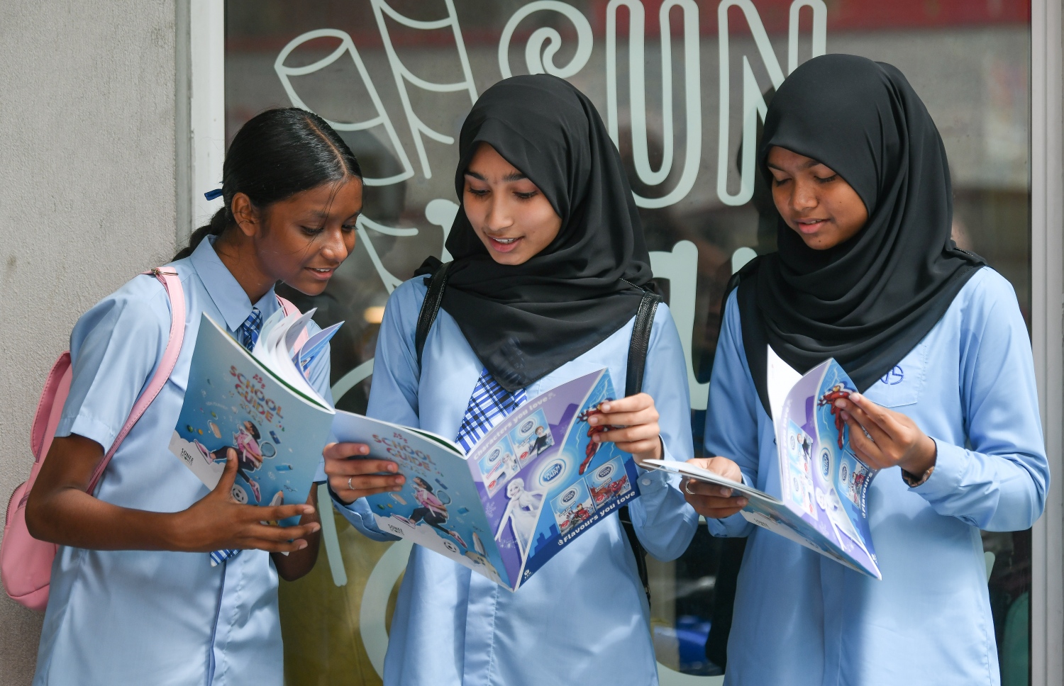 ދަރިވަރުންތަކެއް ސްކޫލް ގައިޑް ކިޔަނީ. ފޮޓޯ: -- ނިޝާން އަލީ | މިހާރު