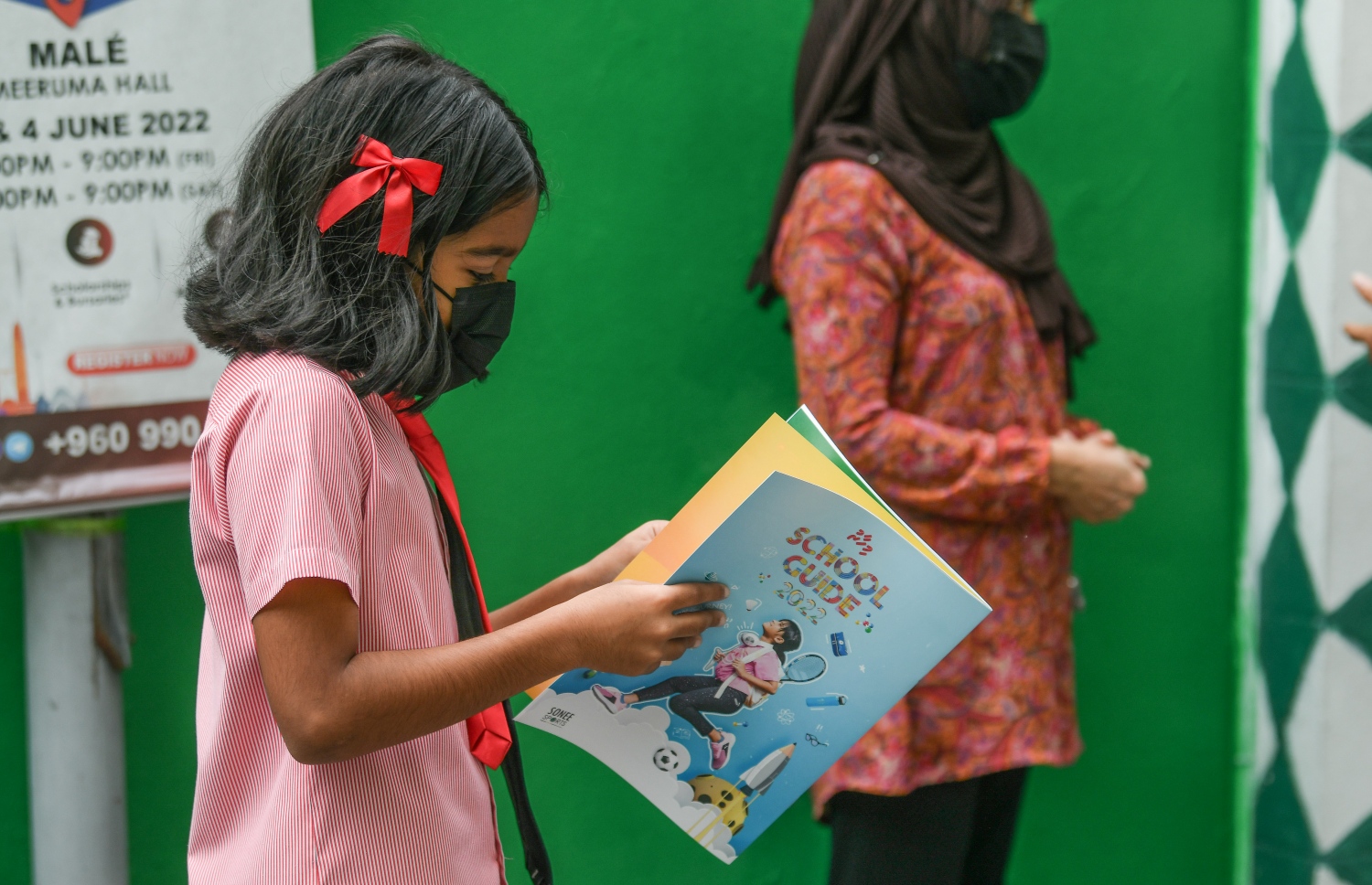 މާލެ: ޖޫން 30، 2022: ދިރާސީ އަހަރު ނިމި، ބޮޑު ޗުއްޓީއާ ދިމާކޮށް "މިހާރު" އިން ނެރެމުން އަންނަ ސްކޫލް ގައިޑްގެ މި އަހަރުގެ މެގަޒިން އިސްކަންދަރު ސްކޫލުގެ ދަރިވަރަކު ބަލަނީ.-- ފޮޓޯ: ނިޝާން އަލީ /މިހާރު