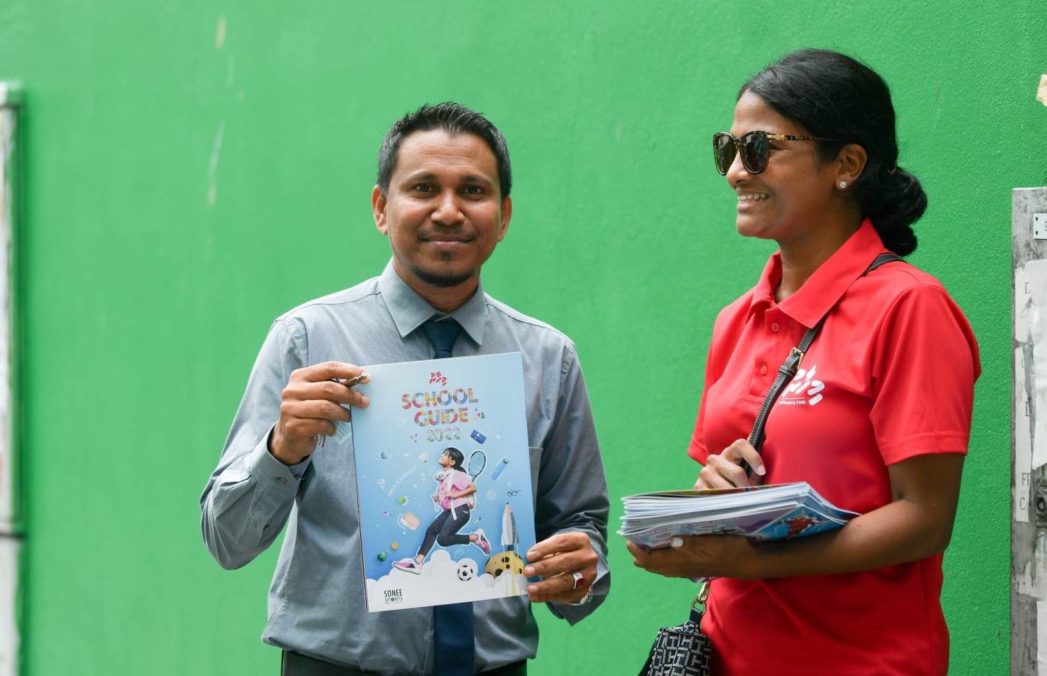 މާލެ: ޖޫން 30، 2022: ދިރާސީ އަހަރު ނިމި، ބޮޑު ޗުއްޓީއާ ދިމާކޮށް "މިހާރު" އިން ނެރެމުން އަންނަ ސްކޫލް ގައިޑްގެ މި އަހަރުގެ މެގަޒިން "މިހާރު" ގެ ސޭލްސް ޓީމުން ބަހަނީ.-- ފޮޓޯ: ނިޝާން އަލީ /މިހާރު