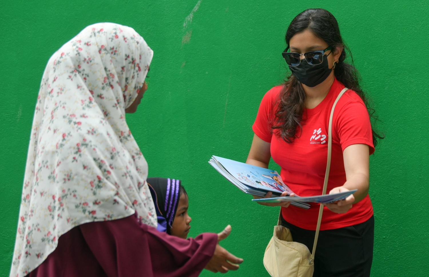 މާލެ: ޖޫން 30، 2022: ދިރާސީ އަހަރު ނިމި، ބޮޑު ޗުއްޓީއާ ދިމާކޮށް "މިހާރު" އިން ނެރެމުން އަންނަ ސްކޫލް ގައިޑްގެ މި އަހަރުގެ މެގަޒިން "މިހާރު" ގެ ސޭލްސް ޓީމުން ބަހަނީ.-- ފޮޓޯ: ނިޝާން އަލީ /މިހާރު