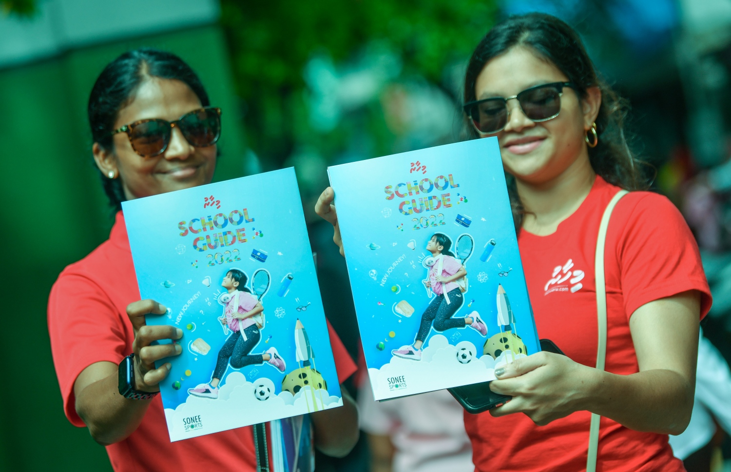 "މިހާރު" ސޭލްސް ޓީމުގެ ދެ މުވައްޒަފަކު މި އަހަރުގެ ސްކޫލް ގައިޑް ދައްކާލަނީ. -- ފޮޓޯ: ނިޝާން އަލީ | މިހާރު