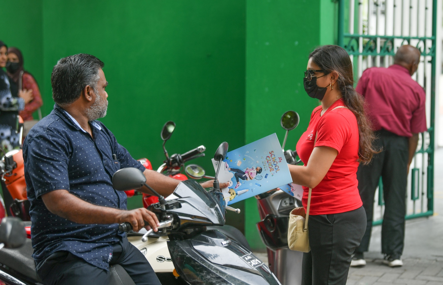 މާލެ: ޖޫން 30، 2022: ދިރާސީ އަހަރު ނިމި، ބޮޑު ޗުއްޓީއާ ދިމާކޮށް "މިހާރު" އިން ނެރެމުން އަންނަ ސްކޫލް ގައިޑްގެ މި އަހަރުގެ މެގަޒިން "މިހާރު" ގެ ސޭލްސް ޓީމުން ބަހަނީ.-- ފޮޓޯ: ނިޝާން އަލީ /މިހާރު