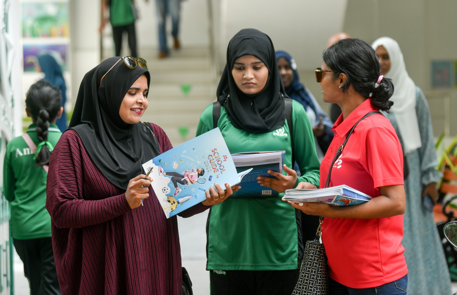 ބެލެނިވެރިއަކު ސްކޫލް ގައިޑް ބަލަނީ.  -- ފޮޓޯ: ނިޝާން އަލީ | މިހާރު