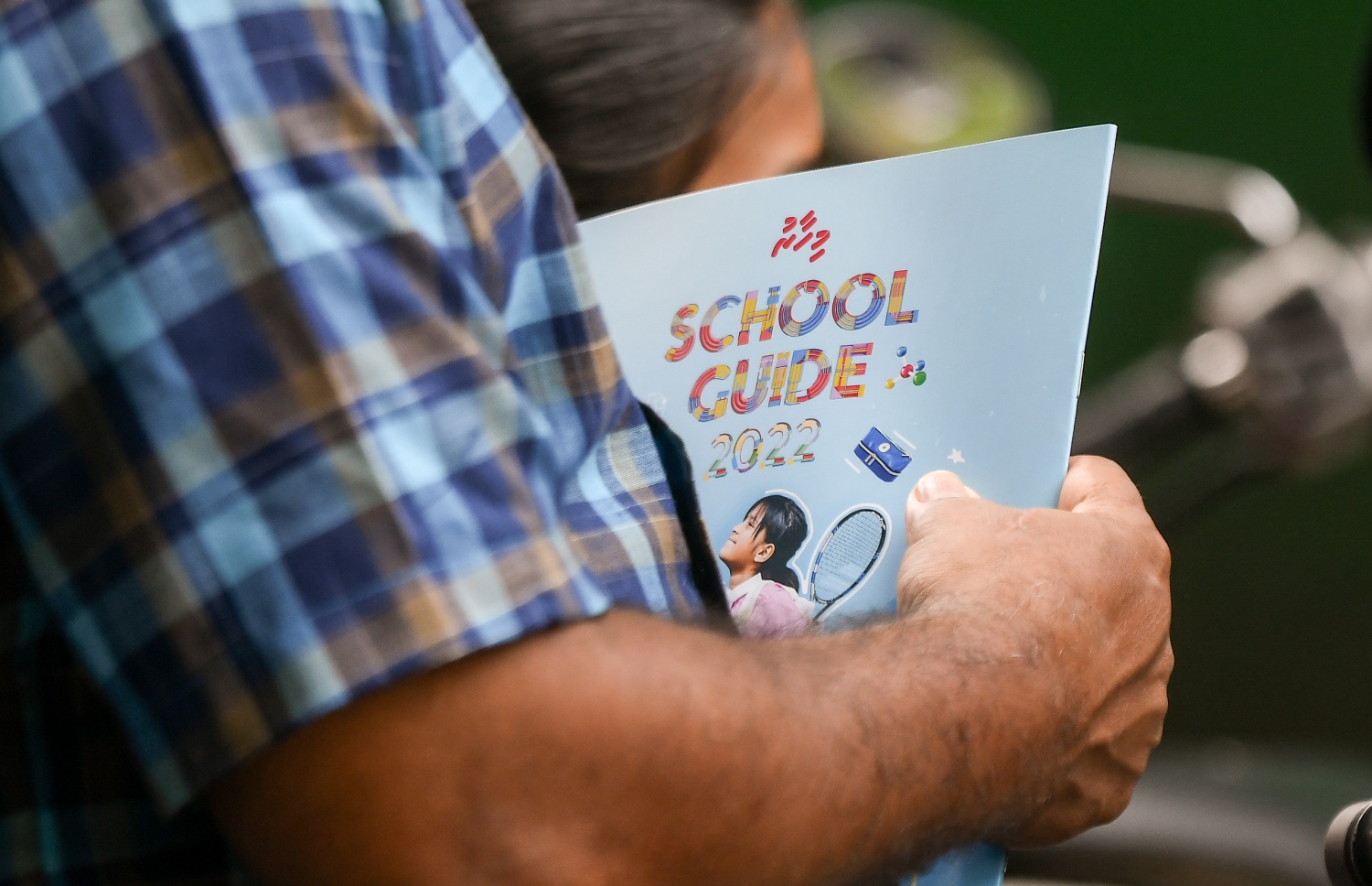 މާލެ: ޖޫން 30، 2022: ދިރާސީ އަހަރު ނިމި، ބޮޑު ޗުއްޓީއާ ދިމާކޮށް "މިހާރު" އިން ނެރެމުން އަންނަ ސްކޫލް ގައިޑްގެ މި އަހަރުގެ މެގަޒިން.-- ފޮޓޯ: ނިޝާން އަލީ /މިހާރު