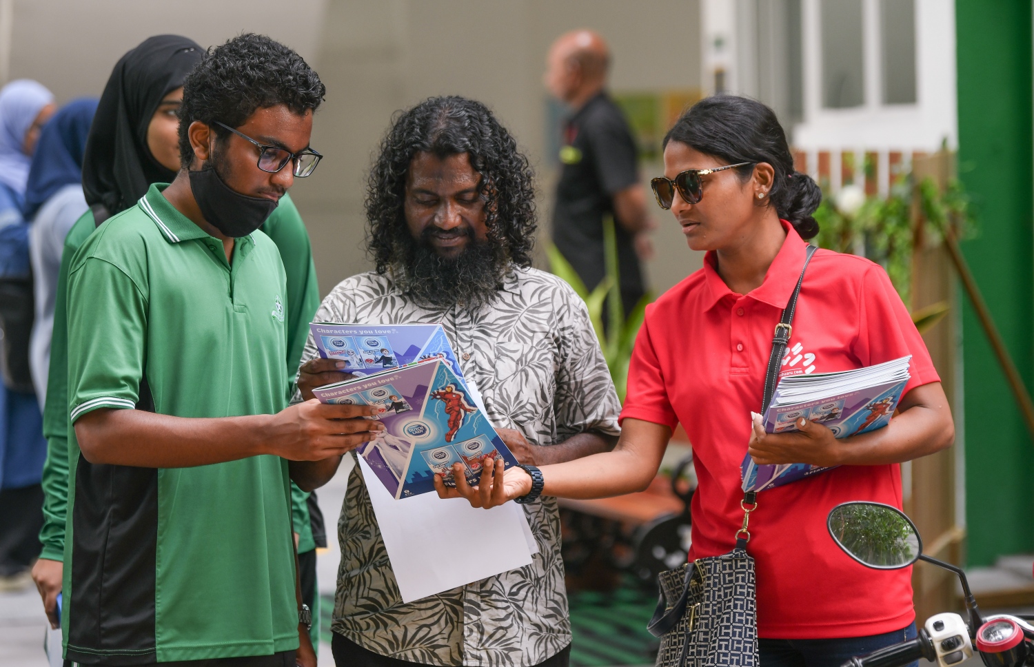 މާލެ: ޖޫން 30، 2022: ދިރާސީ އަހަރު ނިމި، ބޮޑު ޗުއްޓީއާ ދިމާކޮށް "މިހާރު" އިން ނެރެމުން އަންނަ ސްކޫލް ގައިޑްގެ މި އަހަރުގެ މެގަޒިން "މިހާރު" ގެ ސޭލްސް ޓީމުން ބަހަނީ.-- ފޮޓޯ: ނިޝާން އަލީ /މިހާރު