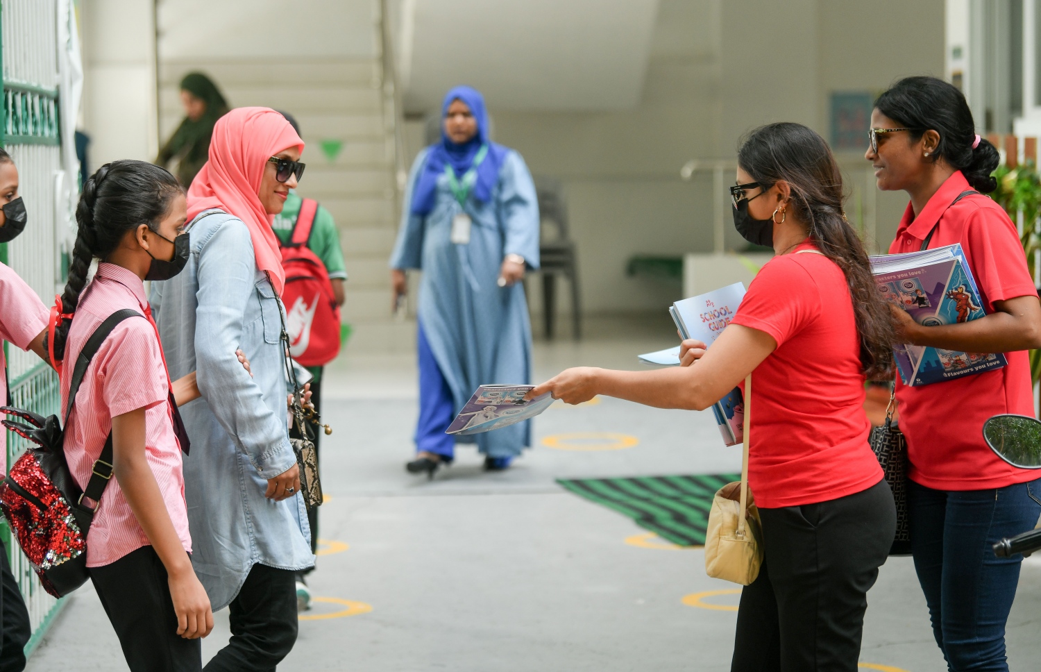 މާލެ: ޖޫން 30، 2022: ދިރާސީ އަހަރު ނިމި، ބޮޑު ޗުއްޓީއާ ދިމާކޮށް "މިހާރު" އިން ނެރެމުން އަންނަ ސްކޫލް ގައިޑްގެ މި އަހަރުގެ މެގަޒިން ސޭލްސް ޓީމުން ބަހަނީ.-- ފޮޓޯ: ނިޝާން އަލީ /މިހާރު