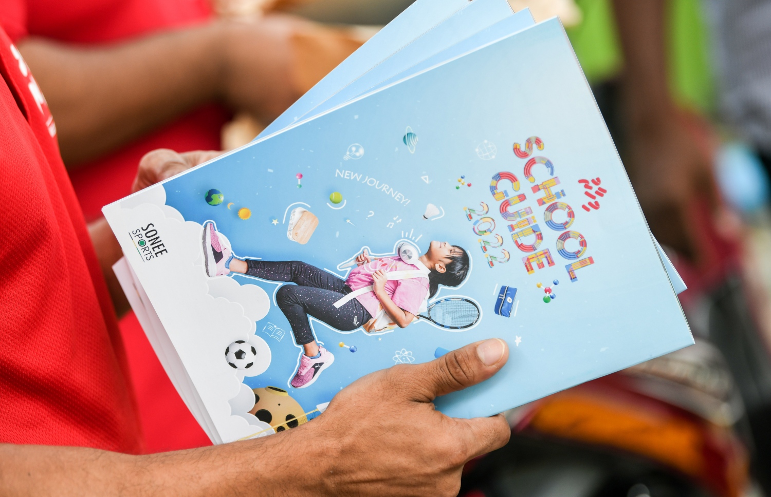 މާލެ: ޖޫން 30، 2022: ދިރާސީ އަހަރު ނިމި، ބޮޑު ޗުއްޓީއާ ދިމާކޮށް "މިހާރު" އިން ނެރެމުން އަންނަ ސްކޫލް ގައިޑްގެ މި އަހަރުގެ މެގަޒިން.-- ފޮޓޯ: ނިޝާން އަލީ /މިހާރު