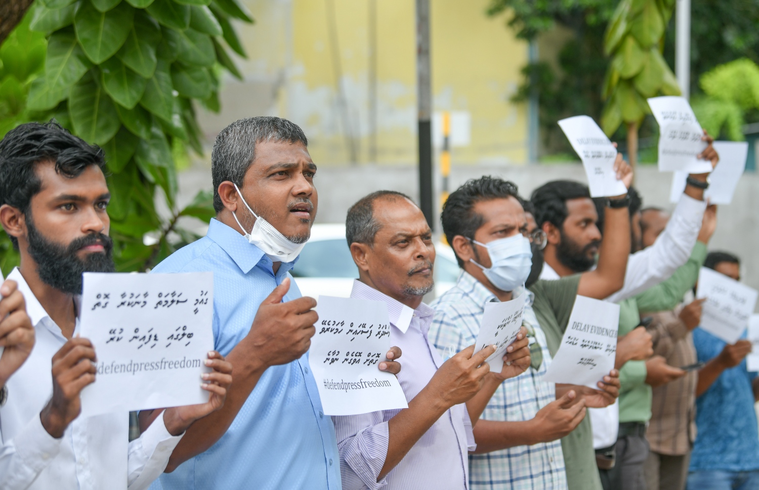 މާލެ: ޖޫން 30، 2022: ސަރުކާރުން ރައްޔިތުންގެ މަޖިލީހަށް ހުށަހަޅާފައިވާ ހެއްކާ ބެހޭ ބިލާ ގުޅިގެން ނޫސްވެރިކަމަށް އޮތް ނުރައްކާ ބޮޑުވެފައިވާތީ، ރައްޔިތުންގެ މަޖިލީހުގެ އިދާރާގެ ކުރިމަތީގައި ނޫސްވެރިން ހަމަހިމޭން އިހުތިޖާޖެއް ކުރަނީ.-- ފޮޓޯ: ނިޝާން އަލީ /މިހާރު