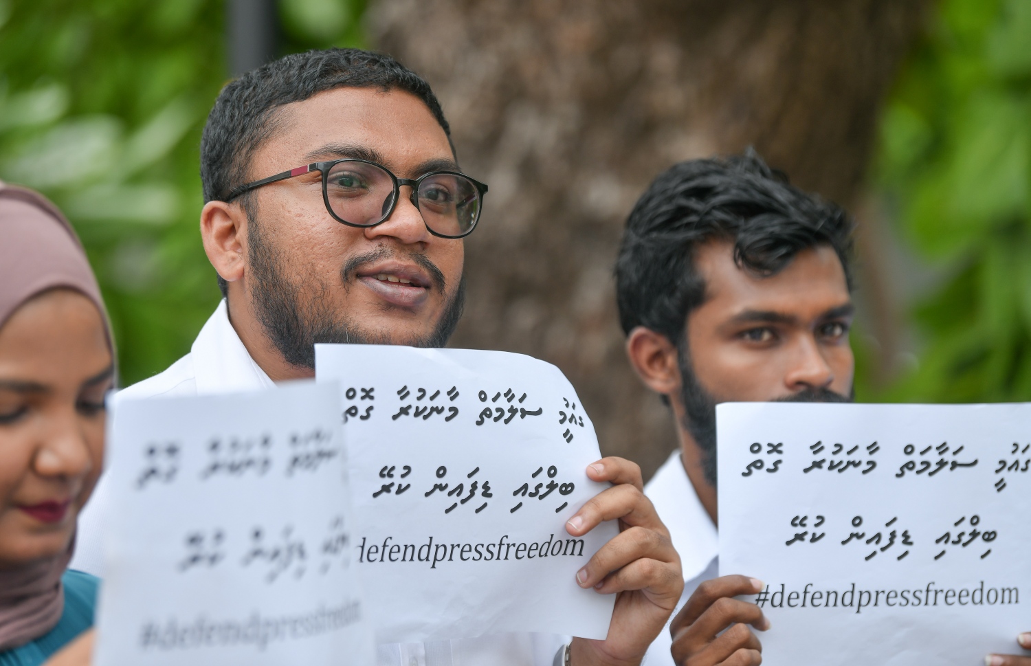 މާލެ: ޖޫން 30، 2022: ސަރުކާރުން ރައްޔިތުންގެ މަޖިލީހަށް ހުށަހަޅާފައިވާ ހެއްކާ ބެހޭ ބިލާ ގުޅިގެން ނޫސްވެރިކަމަށް އޮތް ނުރައްކާ ބޮޑުވެފައިވާތީ، ރައްޔިތުންގެ މަޖިލީހުގެ އިދާރާގެ ކުރިމަތީގައި ނޫސްވެރިން ހަމަހިމޭން އިހުތިޖާޖެއް ކުރަނީ.-- ފޮޓޯ: ނިޝާން އަލީ /މިހާރު