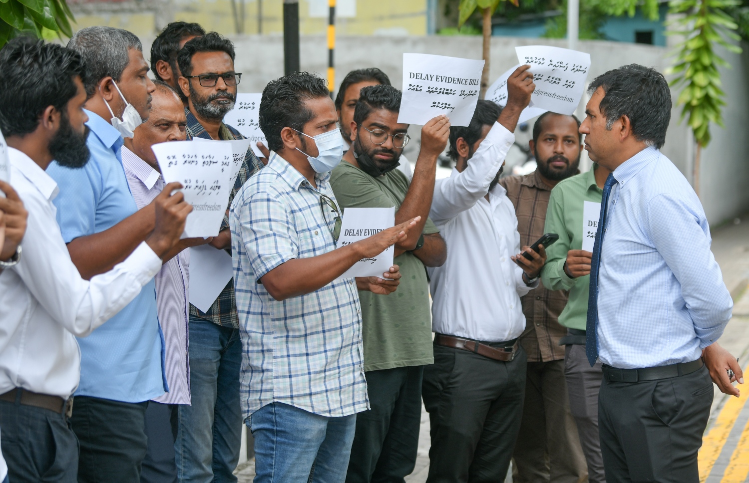 މާލެ: ޖޫން 30، 2022: ސަރުކާރުން ރައްޔިތުންގެ މަޖިލީހަށް ހުށަހަޅާފައިވާ ހެއްކާ ބެހޭ ބިލާ ގުޅިގެން ނޫސްވެރިކަމަށް އޮތް ނުރައްކާ ބޮޑުވެފައިވާތީ، ރައްޔިތުންގެ މަޖިލީހުގެ އިދާރާގެ ކުރިމަތީގައި ނޫސްވެރިން ހަމަހިމޭން އިހުތިޖާޖު ކުރަމުންދާއިރު، މާވަށު ދާއިރާގެ މެމްބަރު މުހައްމަދު ސައީދު ނޫސްވެރިންނާ ވާހަކަ ދައްކަވަނީ.-- ފޮޓޯ: ނިޝާން އަލީ /މިހާރު