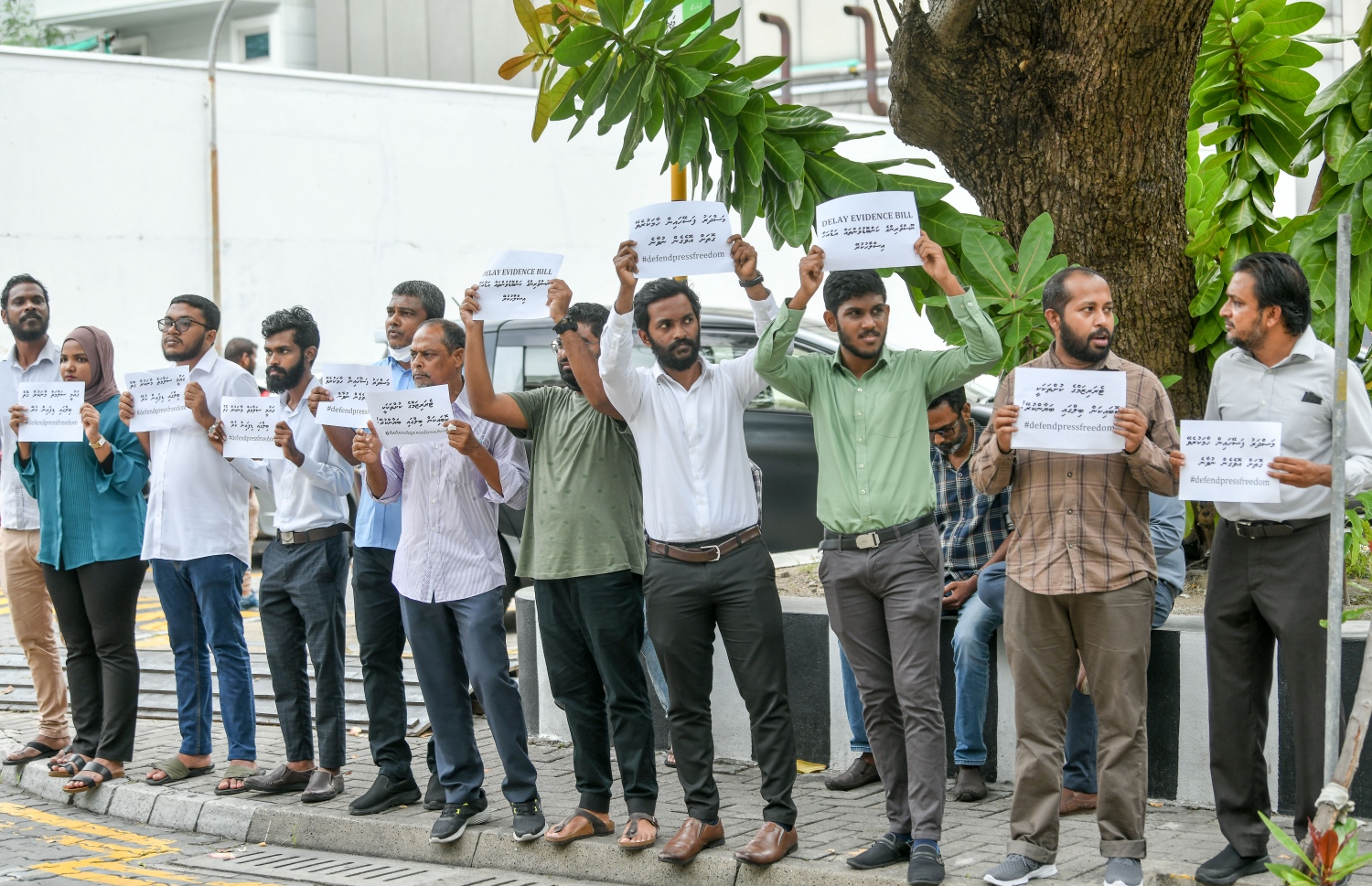 މަޖިލިސް ކުރިމަތީގައި ނޫސްވެރިން ކުރި މުޒާހަރާ